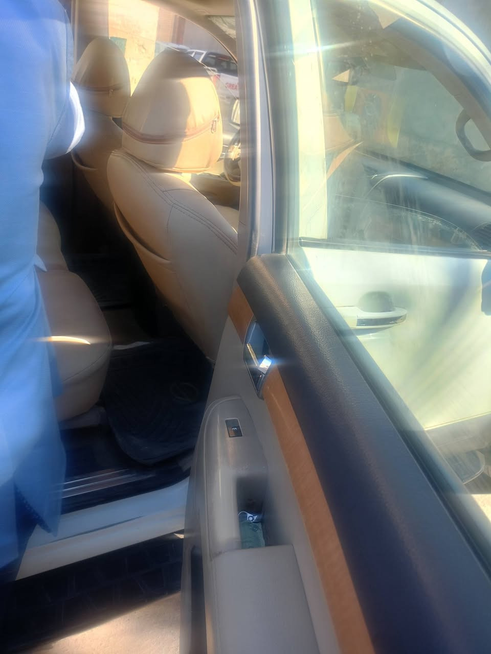 سلام عليكم
كيا موهافي موديل2012 خليجي مرغوب 

رقم بغداد 

تو ويل موضح بلصور محرك 6سلندر ٣٨٠٠ مكينه مامفتوحه ستندر وشرط جديدة  السياره عليها ادامه كامله بلكات فيتبم نوزلات ذن الامور شرط مال وكاله شادلها الاصليات سيارة جديدة  ونضيفه كلش مال جناي احله من الصور

السياره بدون حادث السونار واضح

(البياع شراي لايوصلني فقط الجناي) 

 المواصفات: فول واحد ع واحد 

فتحة سقف

7راكب

3قطع تبريد

تدفئة كشنات

حساس خلفي

كامره خلفية

كراسي امامي تحكم كهرباء 

تحكمات ستيرن

مثبت سرعة

صندوق شفط

مري شفط

بصمه

ماشية بحدود ال ٢٠٠حقيقي

باقي بيه مواصفات هواي العنوان الديوانية مركز

رقم الهاتف ***********

((السعر 148 بيع مستعجل ))
