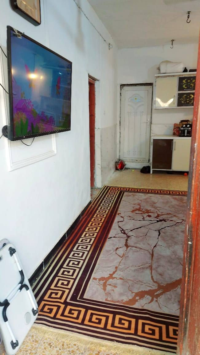 السلام عليكم...
دار سكن للبيع المساحه ١٠٠م امامي طابق واحد بناء متوسط قابل للسكن.
العنوان سومر شارع السايدين مقابيل محلات البلديه الجدد.
محتوى الدار: استقبال * صاله * غرفه * مطبخ * صحيات داخليه وخارجيه * طارمه 

السعر جداً مناسب جوه السوق ١١٠ مليون وبي مجال بيع مستعجل.
----------------------------------------
للإستفسار أكثر زياره مكتب ديار الهلالي للعقارات الواقع في حي العسكري شارع المدارس قرب مدرسه عمار بن ياسر.
رقم الهاتف ***********
