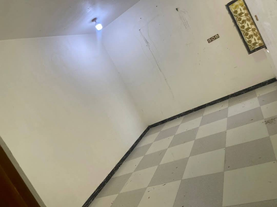 عمر البناء 6 سنه
مساحه البيت / 150 متر 
واجة البيت /7500 متر 
نزال البيت /  20  متر 
مكونات البيت / 2  طابق    ، 4  غرف منام + صالع عدد 2 +  استقبال +  مطبخ +  صحيات عدد 3+ كراج 
البيت طابو صرف  
سعر البيت 300   مليون 
الاتصال  او مراسله 
***********
