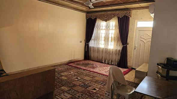 بيت للبيع السماح الاولى قرب مدرسة مكة 
المساحة ١٠٠ متر / طابق ونص
سند ملك صرف طابو الزهور شرط التحويل
البيت نظيف جداً
الموقع:(المربع الذهبي)
ط1 غرفة + هول + استقبال+ مطبخ+ صحيات
ط2  غرفة + هول + صحيات 
بسعر مناسب
اكتب تم يصلك السعر مباشرةً
***********
***********
