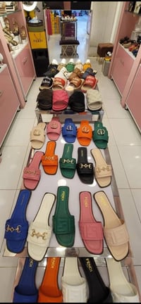 عدة محل أحذية وحقائب للبيع 👠👜  • 300 زوج أحذية (كعب وموديلات)  • 90 شح...