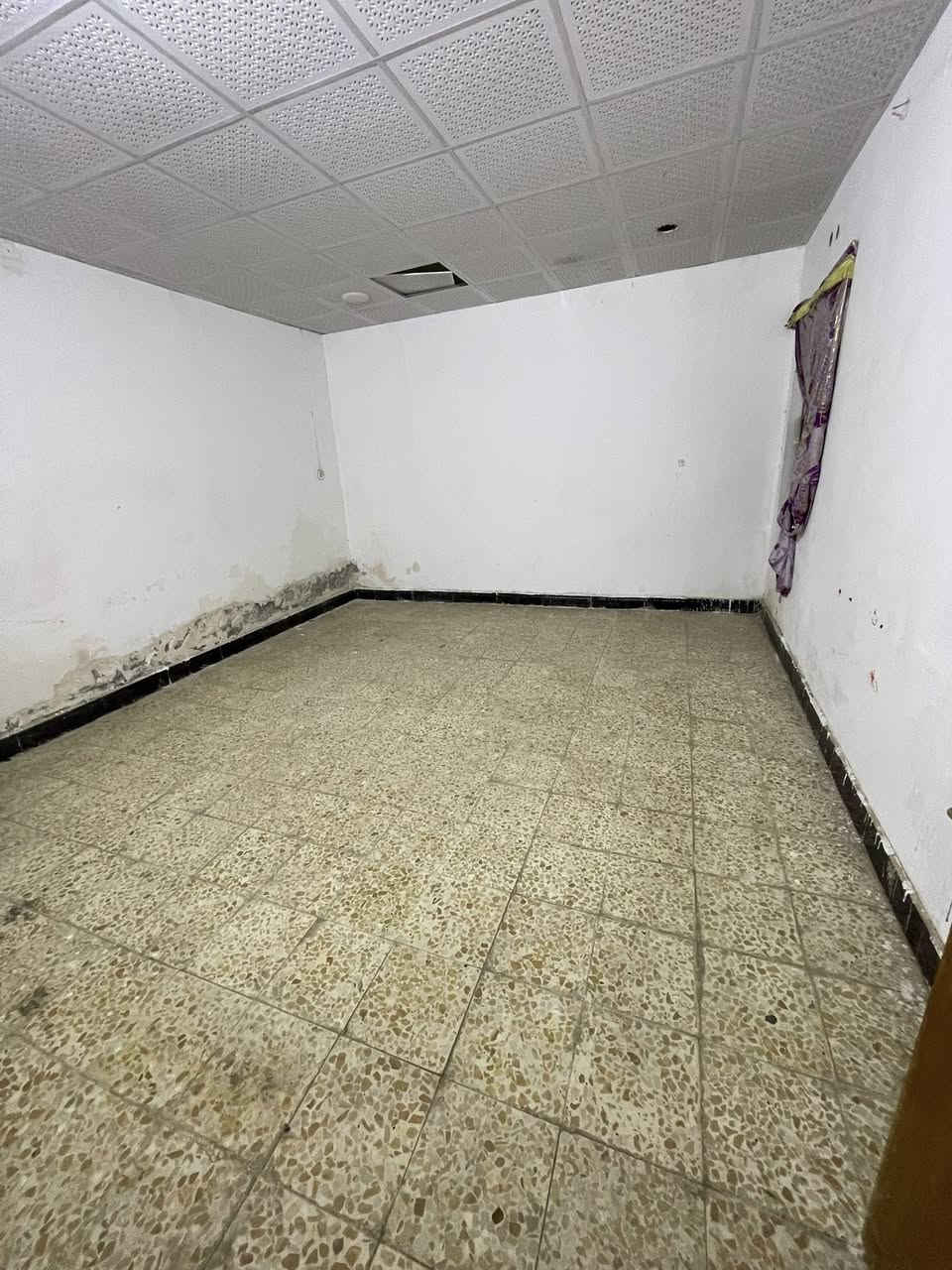 بيت للإيجار بدور الشرطه 200 متر
غرفتين وصاله واستقبال ومطبخ 
وصحيات وكراج الايجار 500 الف
 وبيه مجال للاستفسار : ***********
