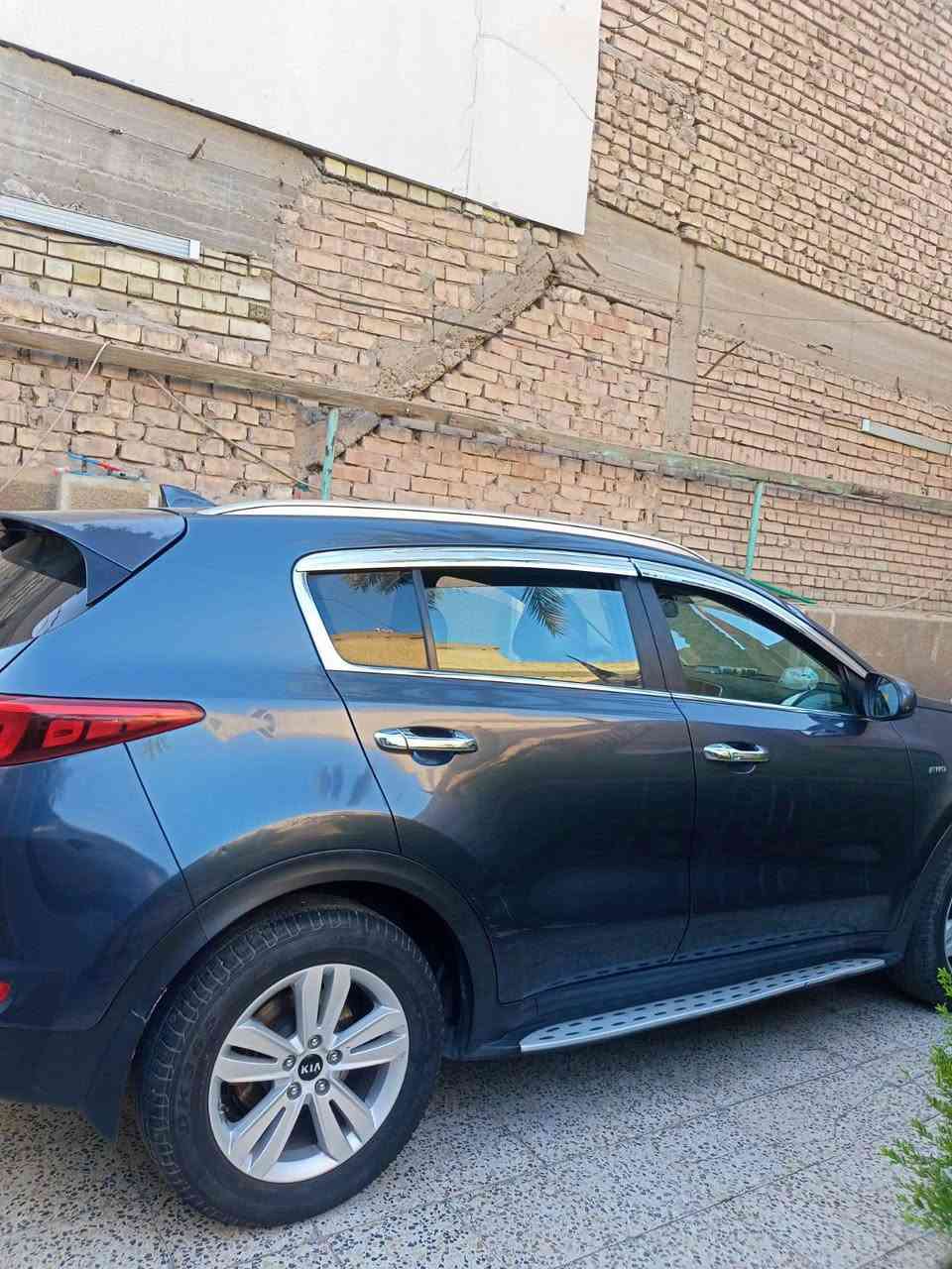 كيا سبورتج 2017 نيلي
وارد امريكي الحادث البنيد ومبدل ابلادي بس مصبوغ 
السيارة ماشية 57 نظيفة ومال بيت 
تبريد منظومة جديدة تدفئة 
تخم تايرات جديد 
المحرك GDi. 2400
الرقم ***********
مكاني بغداد حي أور 
السعر 155$

