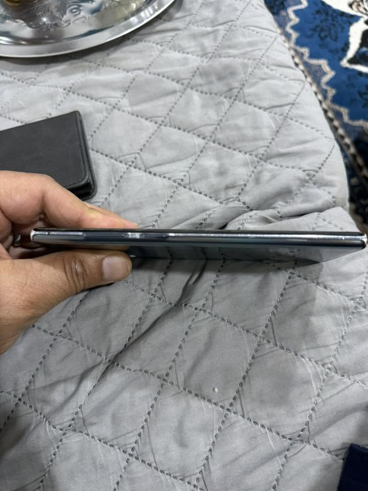موبايل سامسونج نوت 10 بلص ذاكره 256 رام 12 يوجد فطر بالشاشه مامأثر على عمله خطين شرق اوسط الجهاز بطاريته جيده كله شغال السعر 125000 مكاني حله ***********
