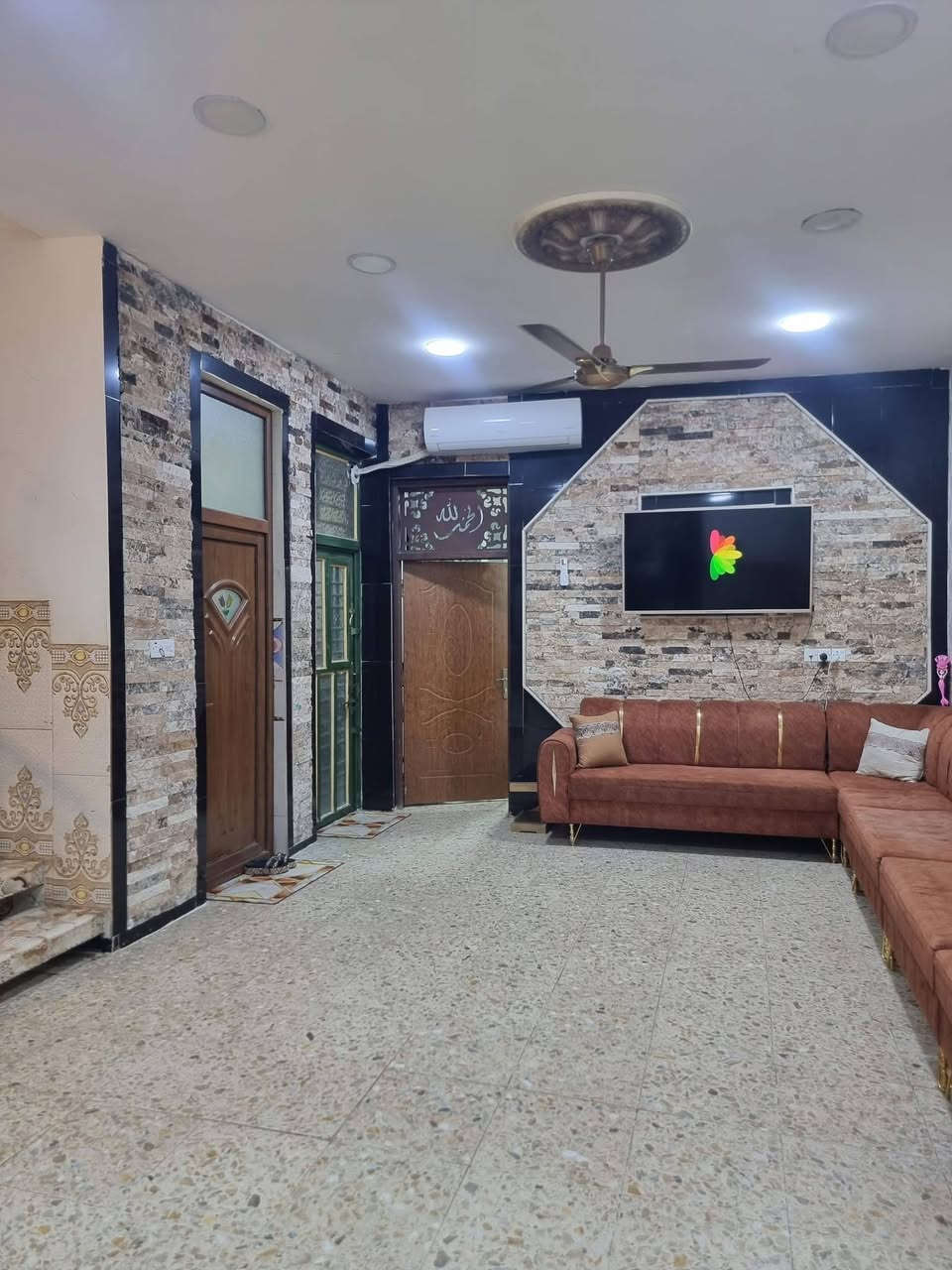 دار طابق ونصف للبيع ١٢٥م
الموقع/الوحدة /سيد عزال رابع بيت عن الشارع العام 
بناء طابوق يحتوي على استقبال ومطبخ حار +بارد 
وصاله كبيرة مع غرفتين نوم سويت وصحيات داخليه وخارجيه بناء كامل وحديث  مطلوب إسكان  
للبيع بسعر مناسب 
للاستفسار أو المعاينة اتصل ***********
