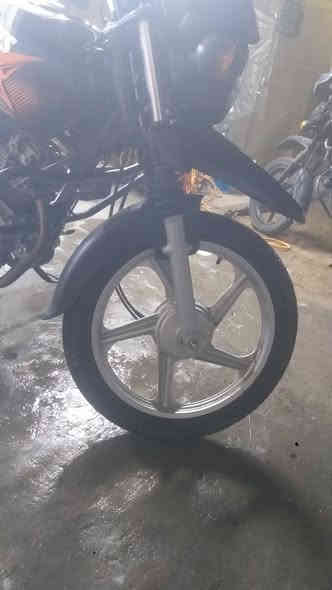 دراجة TVS ياباني اصلي مكفولة كافلة عامة
برغي ممفتوح بيها جيب فيتر وتعال افحص 
دراجة مال رنبة ناعمة كلش متسمع صوت المحرك 
دراجة بعدهي ضمان شركة ماشية 3000 مال سحك دراجة 
كفرات ختم واحد أوراق كاملة بأسمي مرقمه بغداد الدراجة 
سعرها مليونين ونص الف وبيه مجال بسيط 
عنواني/بغداد حي العامل 
هاتف:***********
شراي اتصل
