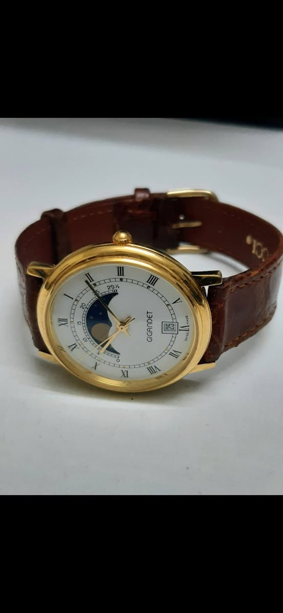 تحية طيبة
#Gigandet_moon_Phase_Vintage_1990 . 
إنتاج سويسري قديم فنتج كوارتز . تتميز بتعقيد  اطوار ومراحل القمر مون فيس أرقام روماني قطر 34mm ملم بدون الزمبلك .
النظافة تامة .
شحن وتوصيل لكافة المحافظات .


**إذا كنت صاحب هذا الإعلان وتريد حذفه لأي سبب، رجاءا أرسل رسالة إلى الدعم الفني**