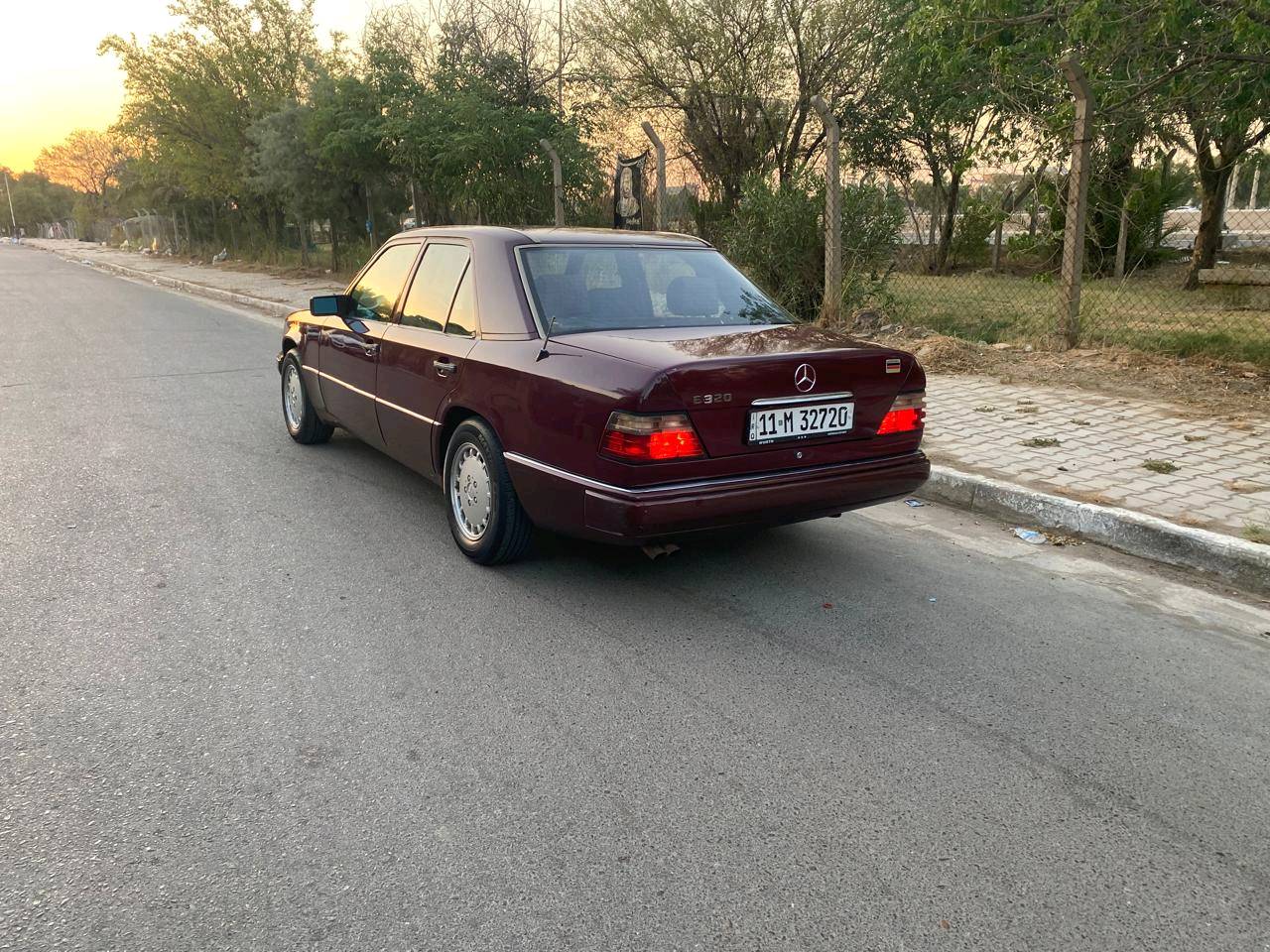 مارسيدس دب موديل 1991
 مكينه 320 خراطيم 
منضومه تبريد جديده 
صدر امامي خلفي تخم تاير جديد
رقم بغداد بسمي
صبغ عام قاعدة دبل السايق معمره 
بيه جاملغ خلفي ايسر بي تصليح فقط
السعر 72 
مكان السياره بغداد الجديده
اتواصل 
***********
