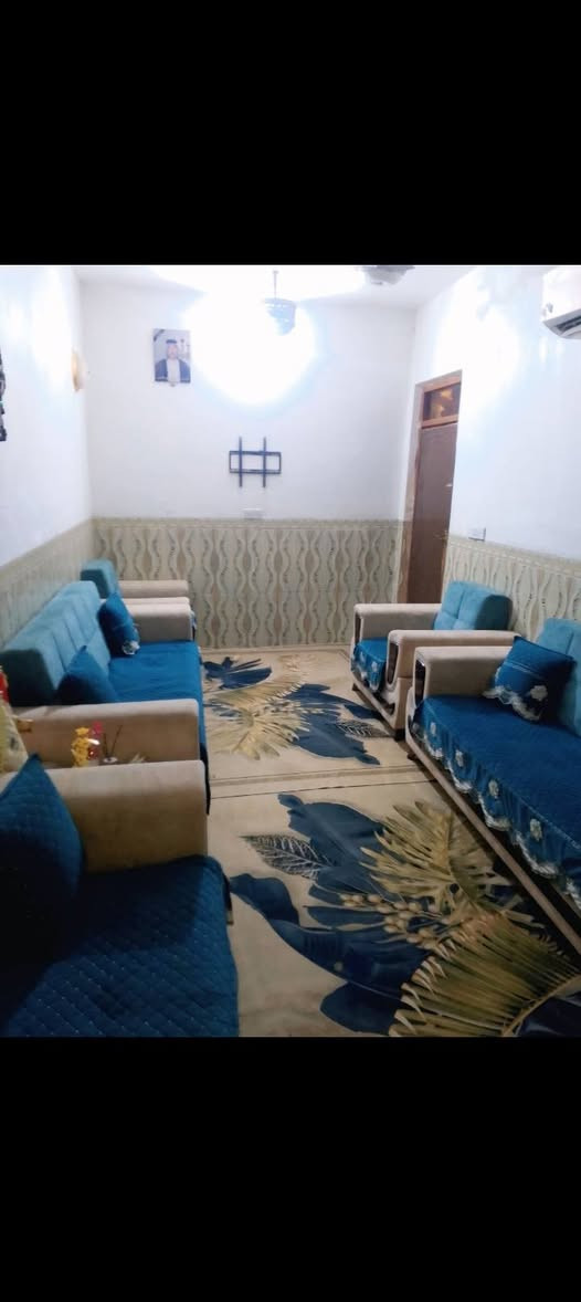 السلام عليكم يوجد بيت للبيع المساحه 150 العنوان حي العسكري يحتوي على 3 قرف وصاله وستقبال ومطبخ حار وبارد ويحتوي على 2حمامات السعر 130 وقابل التفواض باقي التفاصيل خاص او تصال عله الرقم ***********
