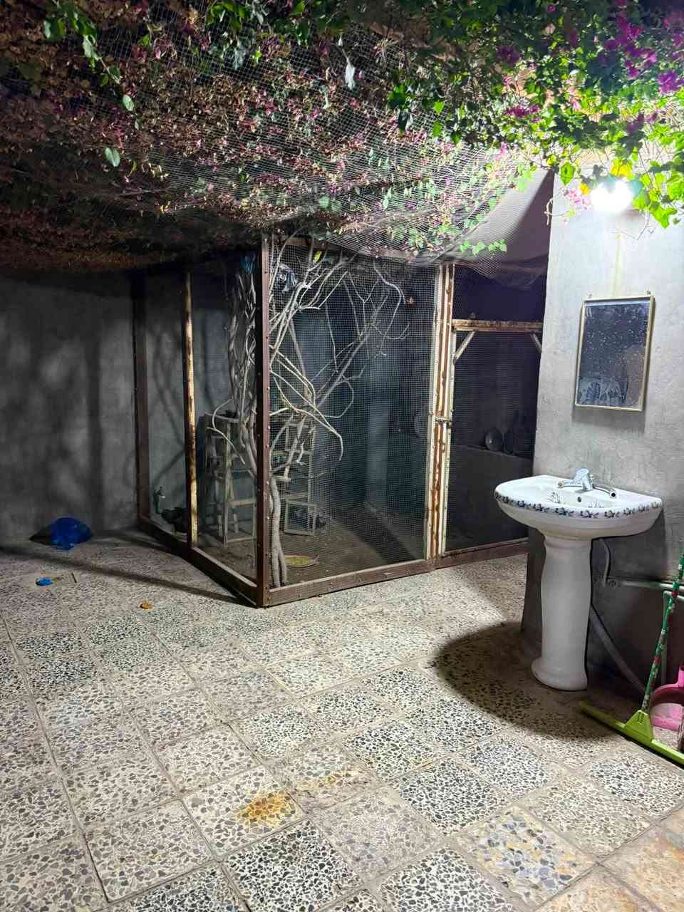 بيت للبيع 100متر بيّن المقرصنين موقعه كلش حلو محتوياته غرفة نوم وصالة ومطبخ واستقبال وصحيات وحديقة بسعر 40مليون مع المجال.
مكتب حازم البديري 
***********
