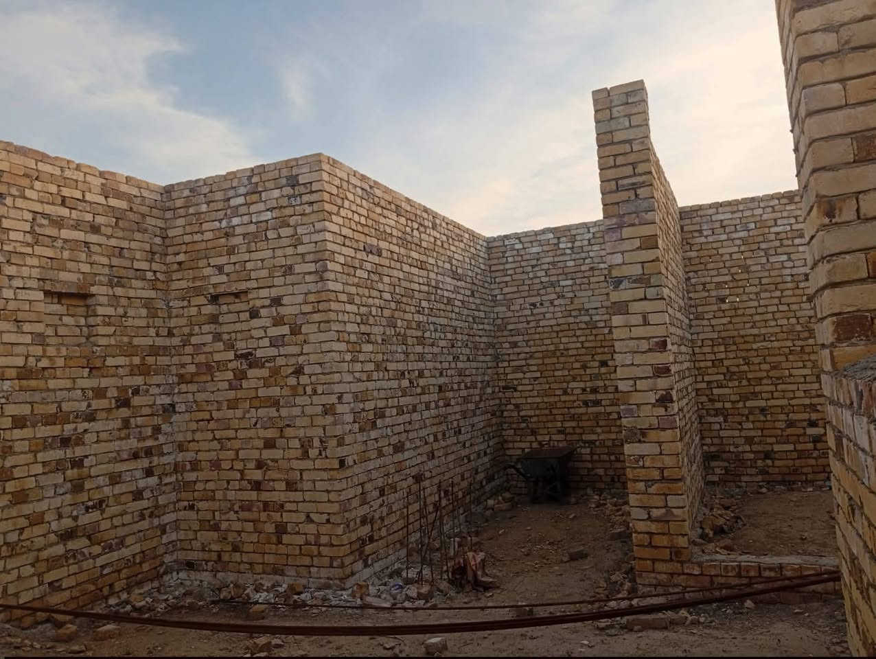 هيكل للبيع مساحه القطعه 250ومساحه البناء 170تقريبا زراعي العنوان الهاشميه خلف كوفي حبه القهوه 
الاتصال على رقم ***********

