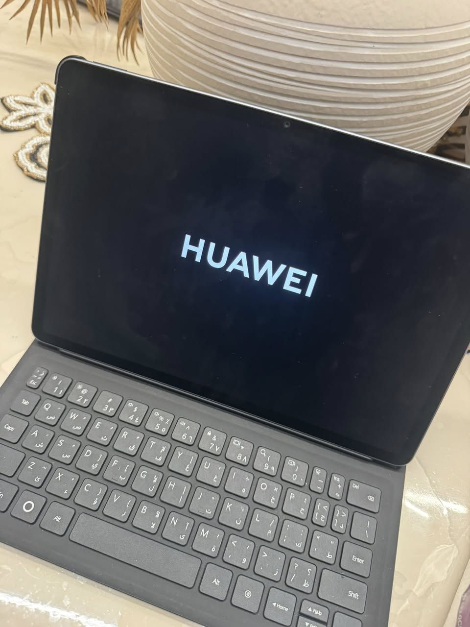 هواوي ميت بات 11.5 نسخه الشاشه الورقيه
الذاكرة: 256 جيجا
الجهاز نظيف جدًا واستخدام خفيف، بدون مشاكل والحمدلله.

المواصفات:

* شاشة 11.5 بوصة بدقة عالية ومناسبة للدراسة والترفيه
* ذاكرة داخلية 256GB
* معالج سريع وأداء ممتاز للتطبيقات والألعاب
* بطارية قوية تدوم لفترة طويلة
* يدعم القلم والكيبورد
* صوت ستيريو قوي وواضح
* تصميم أنيق وخفيف

الجهاز ممتاز للدراسة، الشغل، التصفح ومشاهدة الأفلام.

السعر ٣٥٠ الف


**إذا كنت صاحب هذا الإعلان وتريد حذفه لأي سبب، رجاءا أرسل رسالة إلى الدعم الفني**