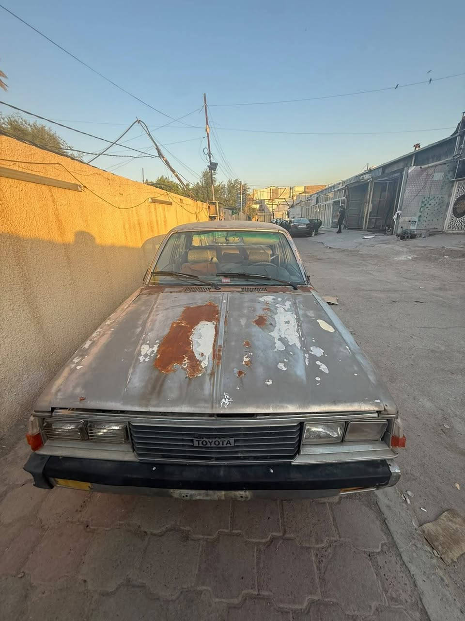 سلام عليكم  
كرونه ١٩٨١ رقم بغداد
السياره شغاله 
السعر ٢٠ $ وبيها مجال 
عنوان  بغداد  الكاظميه
موبايل ***********
