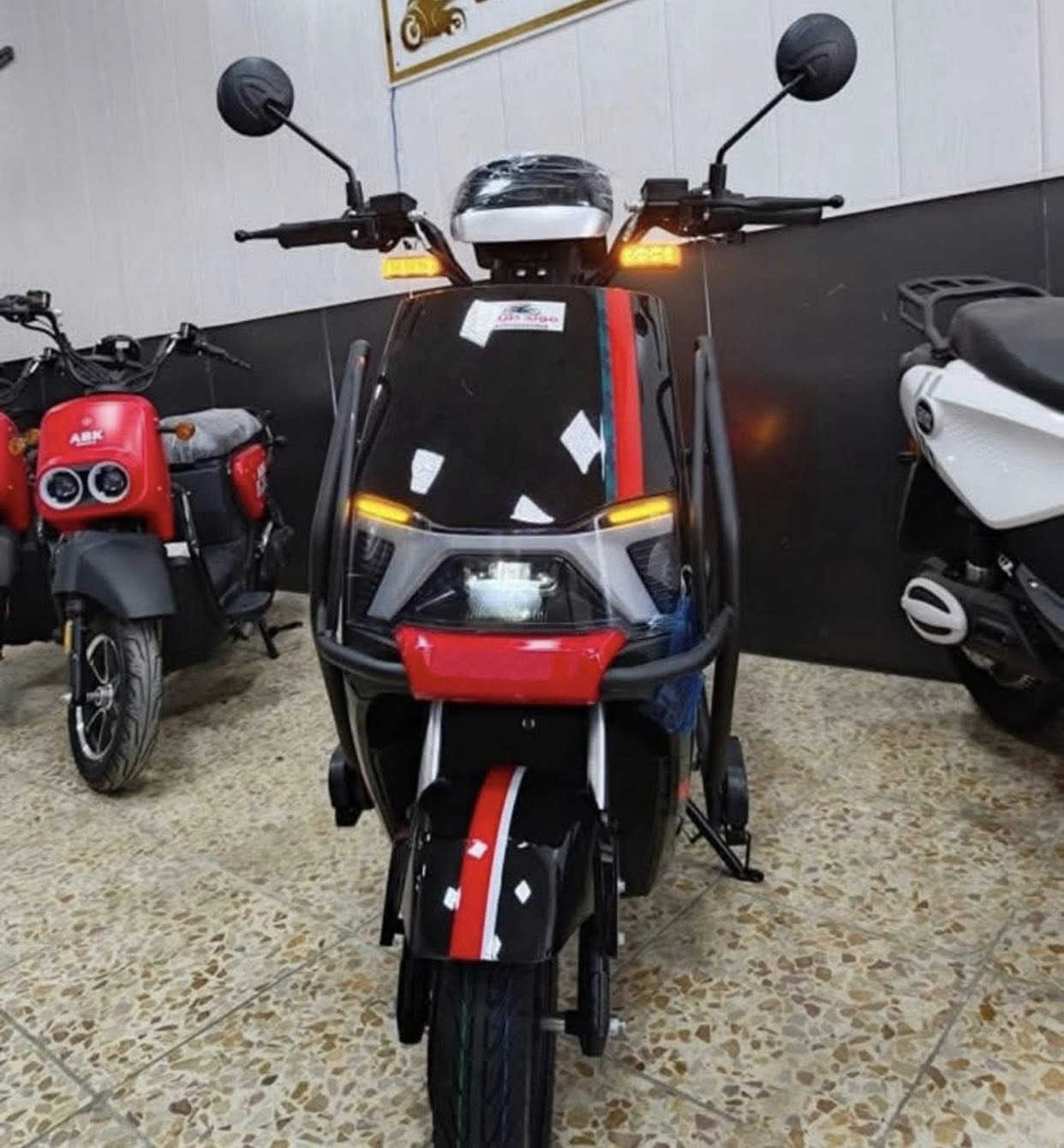 سلام عليكم دراجه مزوده فول مواصفاات1/1 ملف 1500واط سرعه80 حقيقي مزوده الدرزجع كدامك مغلفه بل كامل من كل نواحي تاير جوبلس بيه نظام بارك ونظام الرجوع للخلف ونظام 3 سرع بيه رماش قوي زنون عالي ناصي اشارات يمنه يسرى دبل اشاره هورن عالي تاير حجم 3.50 شاشه قويه بطاريات 6 الكبار 45 فولط بيه نظام مانع سرقه وقفل ستيرن ومساحه تخزين ومنفذusb للشحن وبيه درع من جوانب دراجه تواصل واتساب ***********
