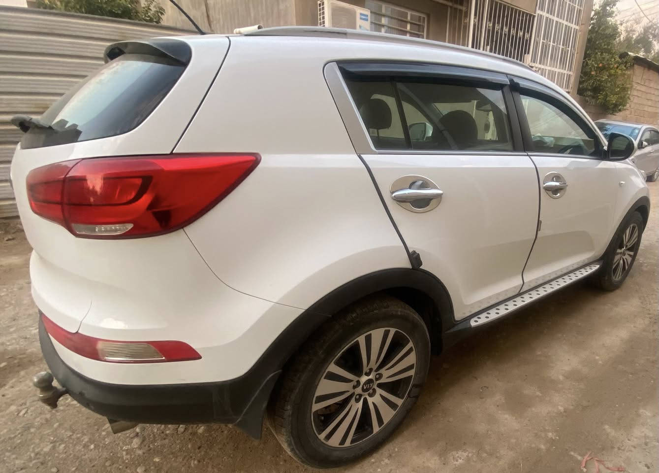 السلام عليكم
كيا سبورتج ٢٠١٥ 
خليجي ابيضّ 
صدر امامي خلفي جديد
تخم دسكات اصلي جديد
ماشية ١٦٢ الف وزيادة
بيها بنيد مبدل 
وبيها بس بارد تحت فتحة
 البنزين موضح بالصور
السعر ١٥٥ 
المكان // بغداد
للتواصل 
***********
