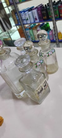 شيش عطور فارغه للبيع عندي اكثر من 50 قطعه سعر القطعه الف دينار فقط اتص...
