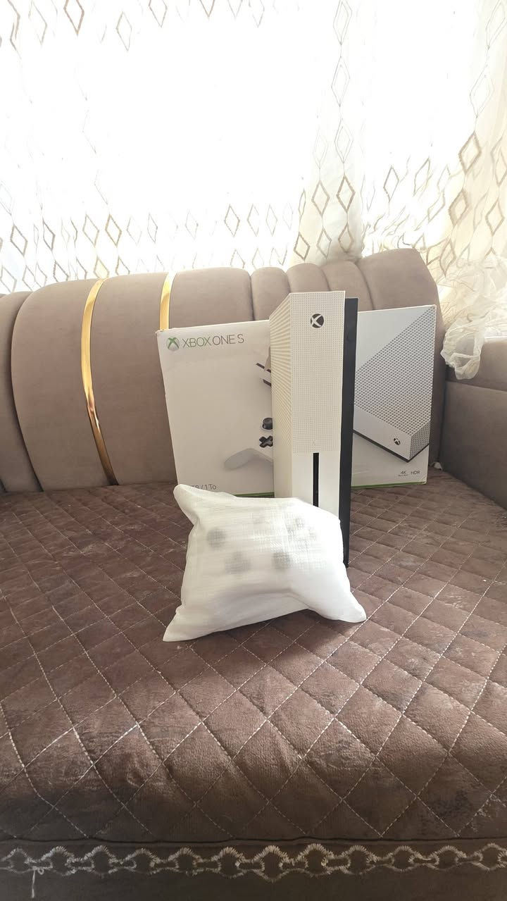 اكس بوكس ون اس ذاكرة واحد تيرا مامفتوح لوك استيكر حيل حيل نظيف يحتوي على محموعة العاب ويحتوي على كارتون وجوستك بلادي شرط الفحص والضمان جهاز راحت بالك السعر 185وبي مجال للطيبين توصيل جميع المحافظات متوفر ***********
