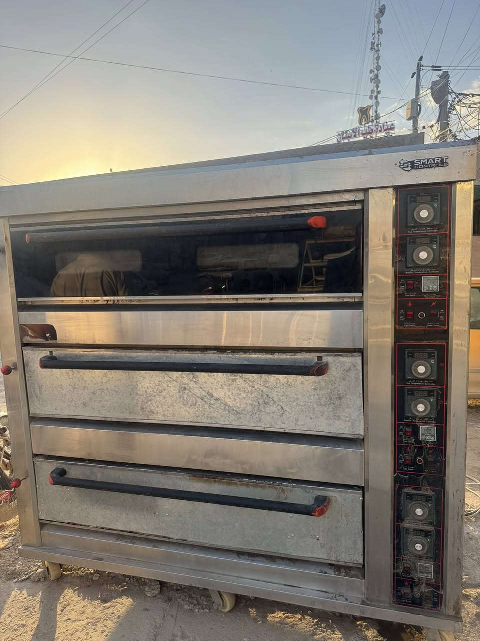 السلام عليكم فرن كهربائي ثلاث طبقات للبيع  السعر المطلوب ١٢ ورقه. للاستفسار ***********

