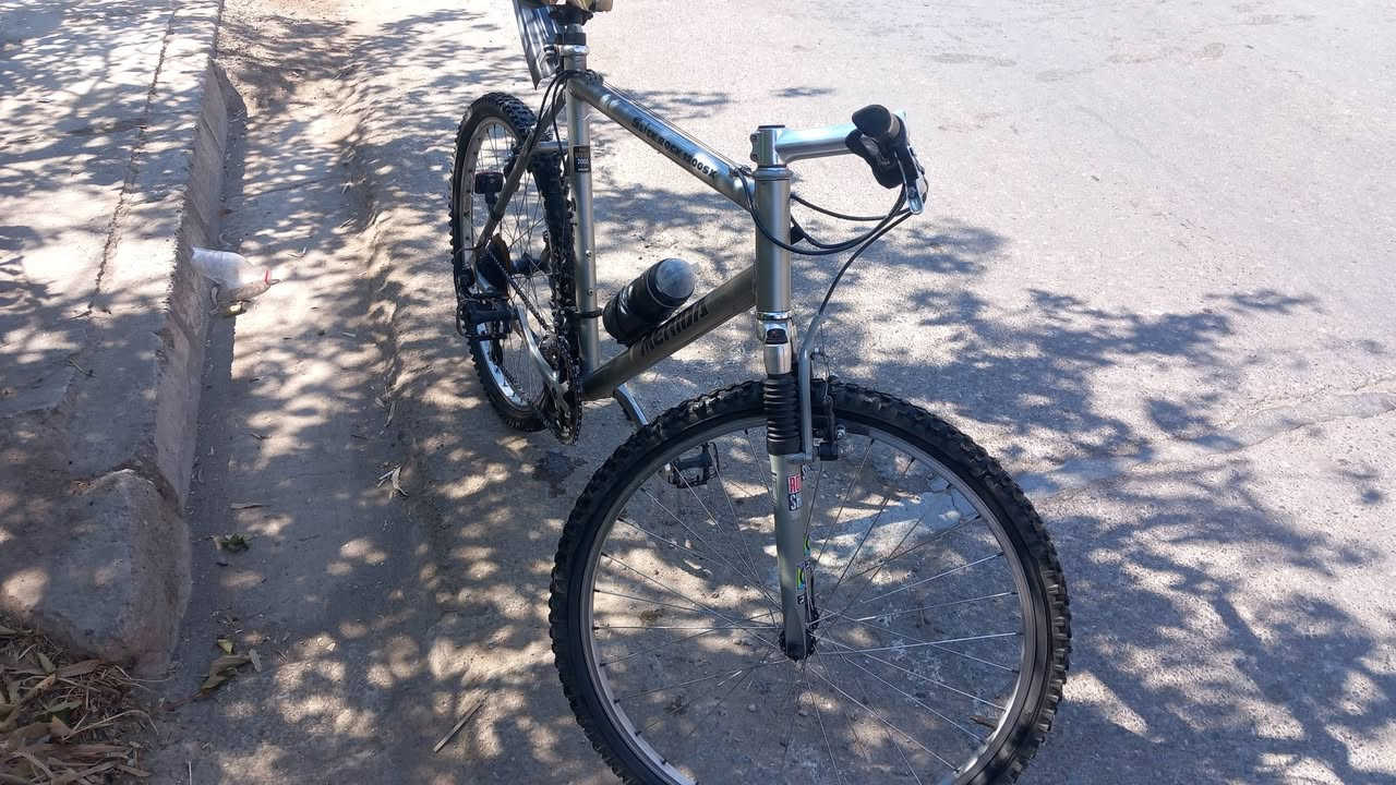 🚲 دراجة جبلية ميريدا (Merida Slick Rock 1200SX) بحالة ممتازة
​الوصف العام:
دراجة جبلية (MTB) من البراند العالمي المعروف Merida، موديل Slick Rock 1200SX. دراجة قوية ومتينة مصممة للتحمل والقيادة السلسة على مختلف أنواع الطرق (المعبدة والوعرة).
​⚙️ أهم المواصفات والمميزات:
​الهيكل: فضي ألومنيوم/صلب قوي وخفيف الوزن بتصميم كلاسيكي متين.
​المساعدين (التعليق): مساعد أمامي (Front Suspension) لامتصاص الصدمات واهتزازات الطريق.
​نظام السرعات: تروس متعددة (3 أطباق أمامية + مجموعة خلفية) لتغيير السرعات بسلاسة وصعود المرتفعات بسهولة.
​المكابح: فرامل حافة (V-Brakes) استجابتها سريعة وسهلة الصيانة.
​الإطارات: كفرات جبلية مضلعة (مقاس 26) بحالة جيدة جداً وتوفر ثباتاً ممتازاً.
​🎒 الإضافات والملحقات المرفقة:
​رفرف خلفي للحماية من الأتربة والمياه
​حامل قارورة ماء مثبت على الهيكل 
​📌 الحالة والسعر:
​الحالة: مستعملة بحالة جيدة جداً وجاهزة للاستخدام الفوري.
​السعر المطلوب:[130 الف قابل للمفاوضة]
​ التواصل: ***********
