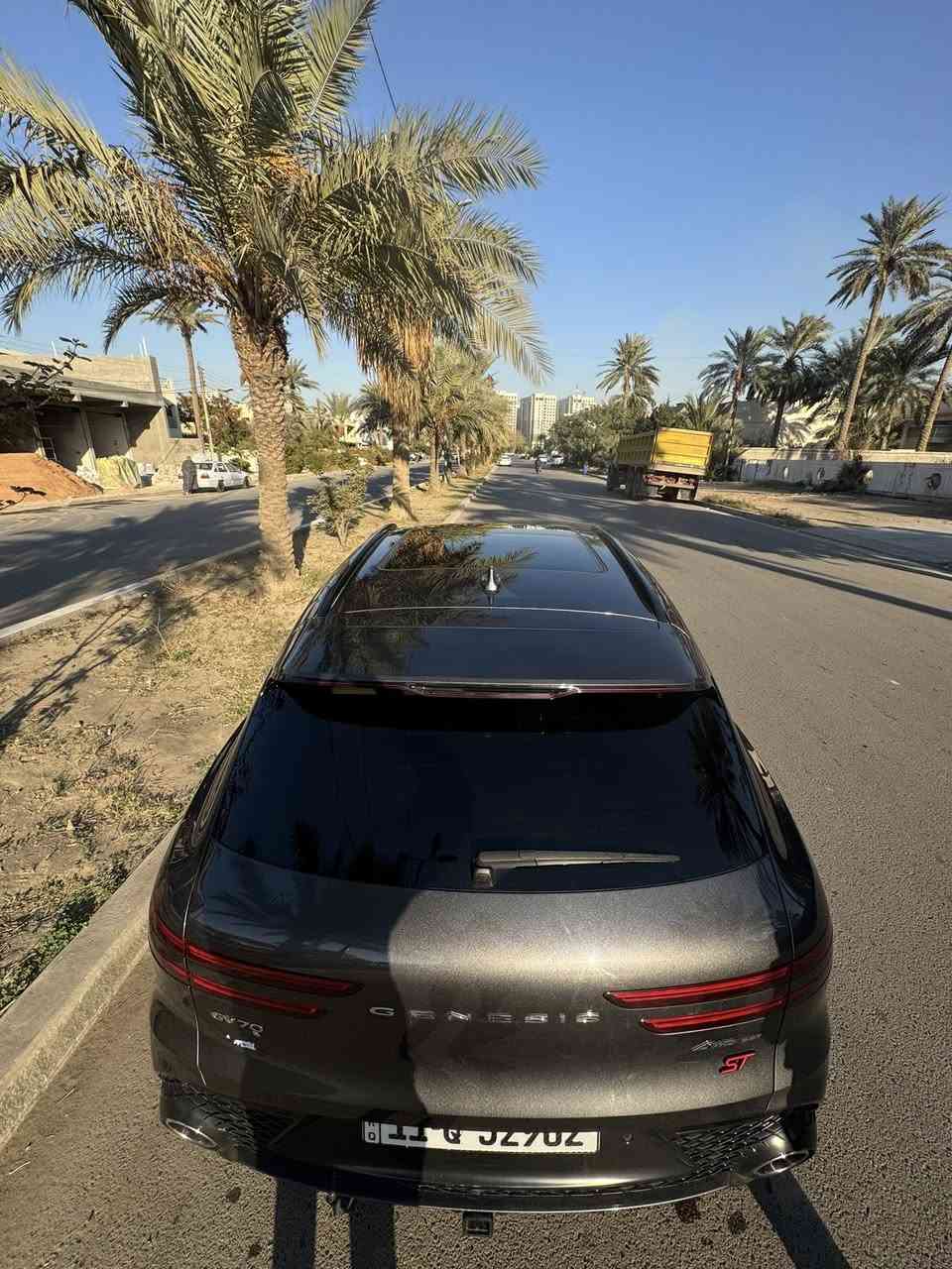 السلام عليكم
hyundai genesis gv70 2022
هواندي جنسزز 2022 فول الفول اعلى فئة محرك 6 سلندر 3,5 تون تيربو 
375 حصان طيارة ارضية 
حادث السيارة البنيد نفس اللون اصلي بلادي والجاملغ كذلك مبدل 
وصور الحادث مرفقة بالمنشور والسونار كذلك مع الصور 

رقم بغداد الدولي بااسمي تحويل ثاني يوم 
ماشية 72,000 Km مو ميل 
المواصفات: 
شاشه كبيرة ١٢ بوصة 
تشغيل عن بعد 
بنوراما 
حساسات خلفي امامي
كشنات كهرباء 
صندوك كهرباء شفط وذكي يفتح عند الاقتراب 
كير ماوس 
 هيترات بالكشنات وتبريد بالكشنات 
فول تحكم ستيرن وشفتات 
رادارات 360
مري شفط 
ترحيب شعار جنسسز عند الاقتراب
هاند بريك بصمة
بصمة ابواب ودخول ذكي 
تحديد مسار
كشن السايق ميمري
لايتات لد 
بكلايت لد
رادارات امامية ورادارات خلفية وجانبية 
اوتو هولد 
اوتو ستارت
شفتات بالاستيرن
هيتر بالاستيرن 
 شحن وايرليس 
استيرن كهرباء 
5 وضعيات قيادة (Sport ,Sport plus , eco, 
‏comfort , snow) 
وضعيات الجلوس الذكية والصحية للعامود الفقري 
قيادة ذاتية 
العينية 3D 
نظام صوتي عالمي مكون من ١٦ سماعة ودمام 
كشن السائق مساج 
انارة ليد داخليه متغيرة الالوان 
٥ كامرات ورؤيه محيطية وكامرات بالعينية عند الاستدارة وفتح الاشارة 
 
تحريك السيارة للامام وللخلف بالبصمة ونظام اوتو بارك 
وباقي المواصفات المعروفة بالجنسزز 
السيارة تخبل ومناقصها برغي واحد وتخم تايرات جديد 
 
مكان السيارة بغداد السيدية 
للاستفسار ***********
