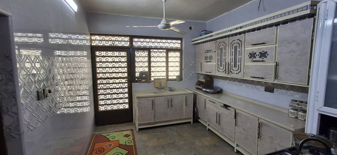 سلام عليكم الدار للبيع مساحه ١٥٠ طابو ملك  كامل خدمات الساهرون طابق ونص  يحتوي البيت على ٣ غرف نوم صاله مطبخ ستقبال  مناور. ٢ حمامات ٢      الشراي خابر على رقم ***********  بي وتساب
