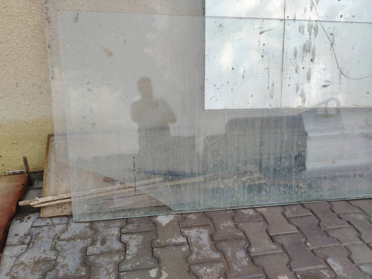 جام خانته قطعتين الارتفاع ٢٦٠مترين 
والعرض مترين ونص بيهه ثلمه بطرف سعره ٥٠الف نهايته ***********
