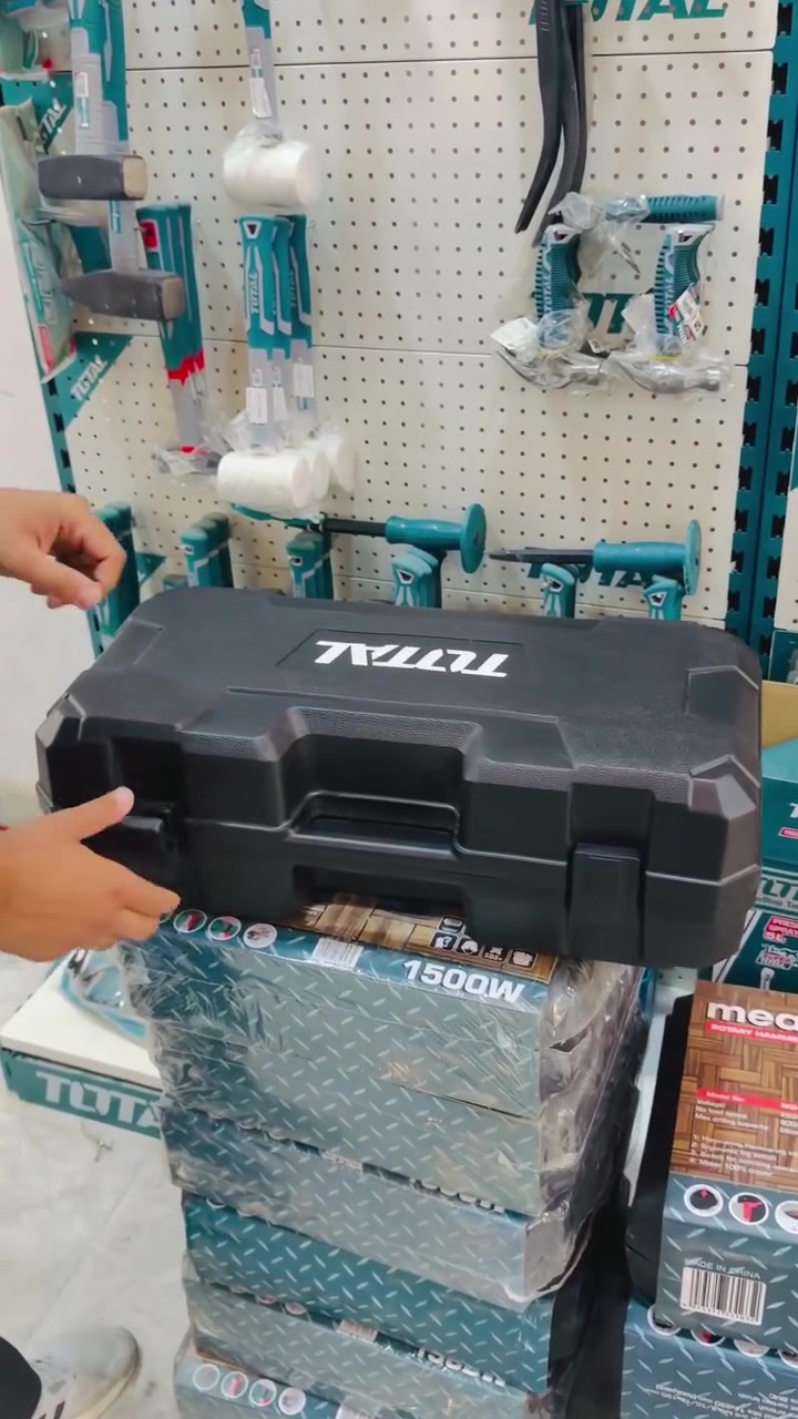 💥 كوسرة الجدار TOTAL 3000W – القوة التي تنجز العمل من أول تمريرة! 💥

✅ محرك جبار بقوة 3000W
✅ سرعة دوران 7000 دورة/الدقيقة
✅ قرص قطع 130 ملم
✅ إمكانية ضبط عمق القطع من 10 إلى 40 ملم
✅ عرض القطع من 9 إلى 30 ملم
✅ هيكل قوي وتحمل عالي للعمل المستمر
✅ مزودة بملحقات كاملة جاهزة للعمل مباشرة

📦 تأتي مع:
✔️ 5 أقراص قطع
✔️ مقبض مساعد
✔️ مفتاح ربط
✔️ مفتاح سداسي
✔️ مضخة ماء وأنبوب ماء
✔️ فحمات احتياطية

🏗️ متوفرة الآن لدى شركة أحمد الشيخلي للعدد اليدوية وأدوات البناء

للحجز والاستفسار الاتصال على الرقم التالي:
📱***********
📱***********

العنوان/ ديالى ــ بعقوبة ــ مقابل ثانوية الجواهري ــ مجاور مطبعة القلم
