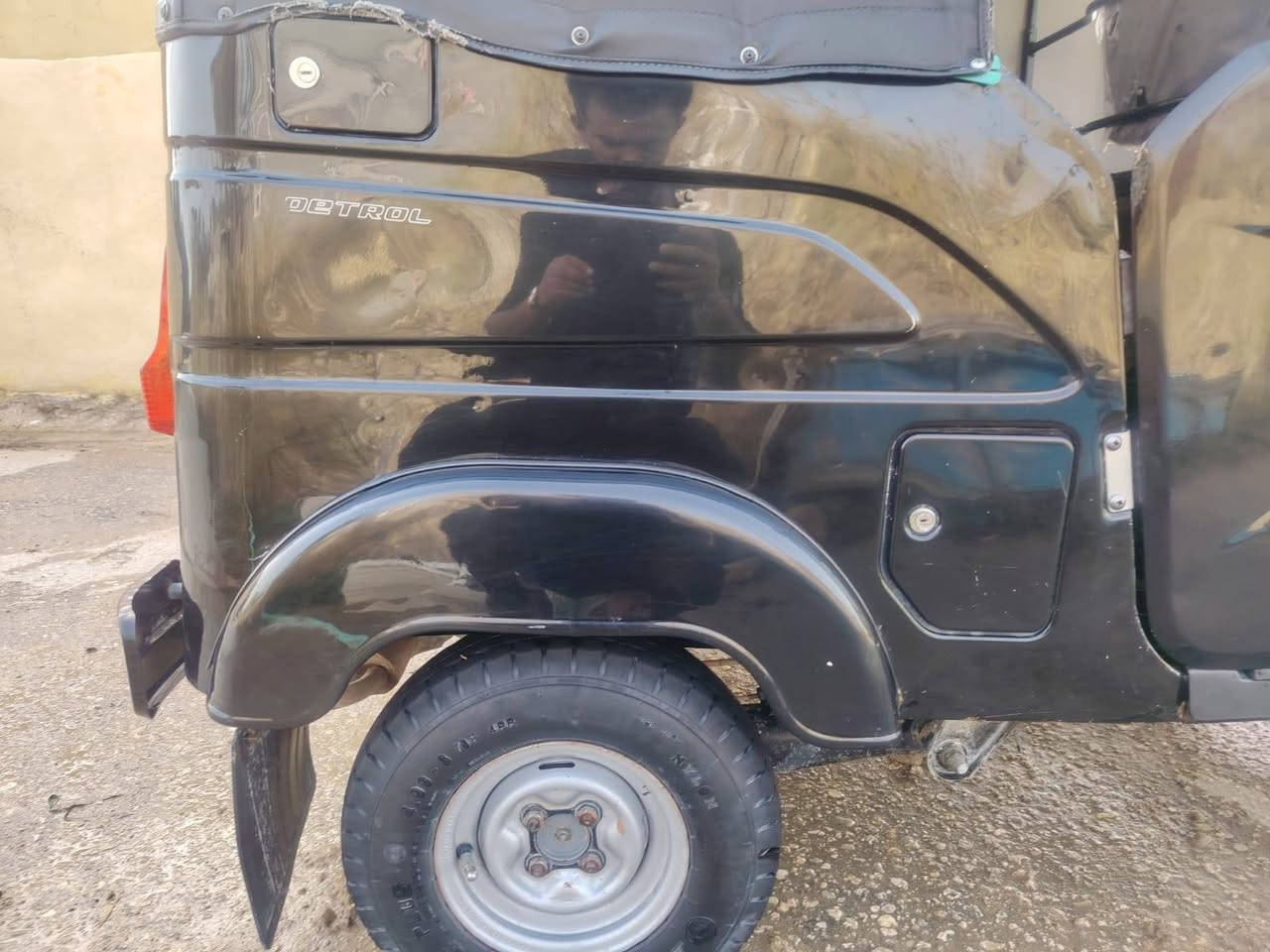 السلام عليكم تكتك للبيع موديل ٢٣ كفاله عامه اوراق المرتظئ احولك وصل يم صادق وخالد السعر ٩و٥٠٠ مكاني الهاشميه الشراي يجي خاص ويتدلل رقم ***********
