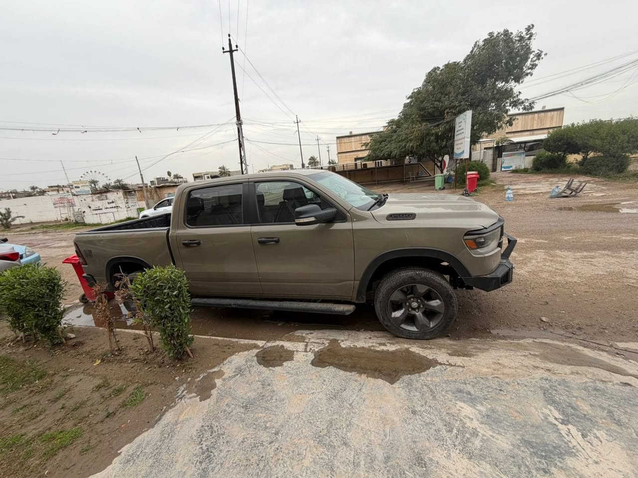 سلام عليكم موجود دوج رام للبيع موديل 2020.      رقم أربيل ضرر صفحه اليمنه والباب الخلفي صبغ للستفسار على سعر اتصال على رقم الهاتف
:***********
