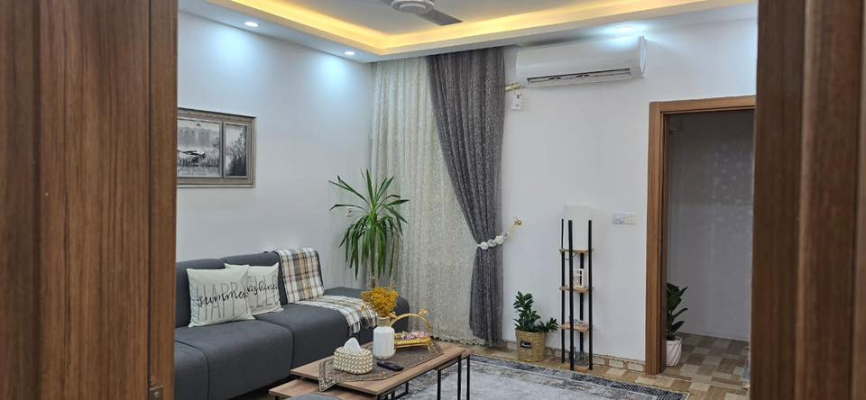 السلام عليكم
دار للبيع في مجمع طيبة ١ 
المساحة ٢٠٠ متر طابق واحد 
رقم الدار ١٩٤ 
مطبخ + استقبال + صالة + غرفتين نوم 

الاضافة 
تواليت خارجي 
تبديل باب المطبخ الخارجي 
تبديل باب الاستقبال الخارجي 
مطبخ حار 
سقيفة للطرمة 
الصالة والاستقبال جبس بورد 
باقي البيت سقوف ثانوية 
غرفتين سندويچ بنل في السطح مساحة كل غرفة ٣*٣
للأستفسار الاتصال ع الرقم 
***********
