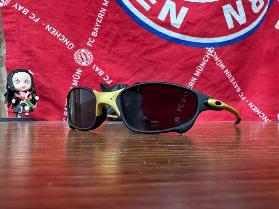 🕶️ للبيع: نظارة أواكلي جولييت (Oakley Juliet X-Metal) - إصدار مميز ونادر 🔥
لعشاق الفخامة والستايل الرياضي الكلاسيكي، متوفرة الآن نظارة Oakley Juliet الأيقونية بحالة جديدة تماماً (New) وتفاصيل خرافية تجمع بين اللون الأسود المطفي (Matte Black) والذهبي المطفي الفخم.
✨ مميزات النظارة:
 التصميم: هيكل "X-Metal" الأسطوري بتناغم رهيب بين الأسود والذهبي.
 الجودة: مختومة بعبارة "MADE IN U.S.A" على الرابر الأصلي.
 الرقم التسلسلي: النظارة تحمل سيريال نمبر محفور بدقة على الذراع الجانبي للتوثيق الجودة والتميز.
 الراحة: مزودة بقطع رابر (Rubber) مرنة ومريحة جداً خلف الأذن لمنع الانزلاق وثبات مثالي.


**إذا كنت صاحب هذا الإعلان وتريد حذفه لأي سبب، رجاءا أرسل رسالة إلى الدعم الفني**