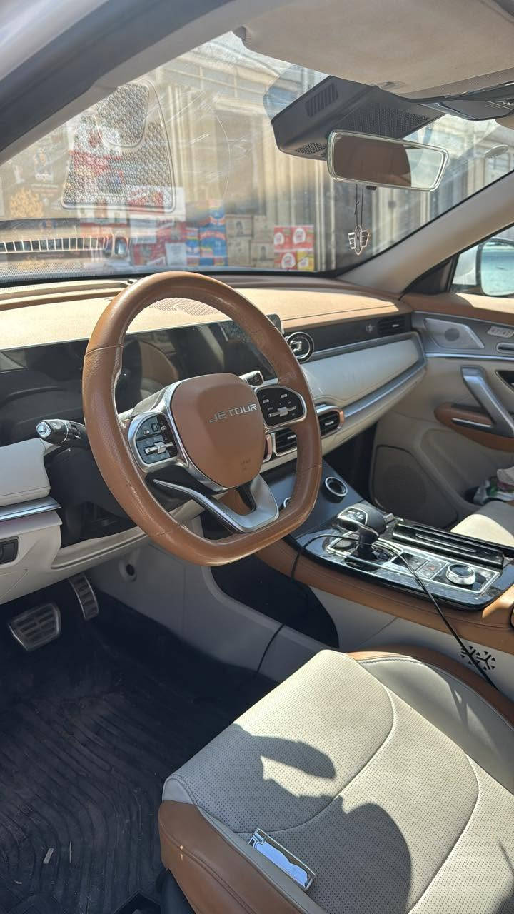 ‎🚗 للبيع – Jetour X70 Plus لكجري فول مواصفات 2025 🚗
سيارة شبه جديدة – فخامةة 🔥

‎📍 الموديل: 2025

‎📍 اللون: أبيض 🤍

‎📍 الممشى: 14,000 كم فقط

‎📍 الحالة: ممتازة جداً (استعمال خفيف)

‎📍 الضمان: شركة هارلم (بعدها بلضمان)

‎✨ المواصفات الكاملة:

‎🔹 المحرك:

‎1.6 لتر تيربو

‎4 سلندر

‎قوة 197 حصان 💪

‎قير أوتوماتيك 7 سرعات (DCT)

‎🔹 الدفع: أمامي (FWD)

‎🔹 صرفية الوقود: اقتصادية

‎🛋️ الداخلية (Luxury):

‎. مقاعد جلد فاخرة لون اوف وايت وبيجي 

‎ تحكم كهربائي + تدفئة وتبريد مقعدين 

‎شاشة عدادات رقمية متصله 

‎شاشة وسطية كبيرة

‎نظام صوتي عالي الجودة 🎵

‎إضاءة داخلية محيطية

‎📱 التكنولوجيا:

Apple CarPlay + Android Auto

‎نظام ملاحة GPS

‎مفتاح ذكي (Smart Key)

‎🛡️ أنظمة الأمان:

‎كاميرات 360 درجة 📷

‎حساسات أمامية وخلفية

‎نظام الثبات الإلكتروني (ESP)

ABS + EBD

‎وسائد هوائية متعددة

‎🌟 مميزات إضافية:

‎سقف بانوراما 🌤️

‎باب خلفي كهربائي

‎جنوط رياضية

‎مكيف أوتوماتيك مزدوج

‎💰 السعر: 27500,000 عراقي

‎📞 للتواصل:***********

‎🔥 ملاحظة: السيارة نظيفة جداً، استعمال شخصي، جاهزة للفحص بأي مكان 🔥ملاحظه : بيها طخه بلباب الي بصف سايق كما موضح بلصوره ممبين الا تركز عليه
