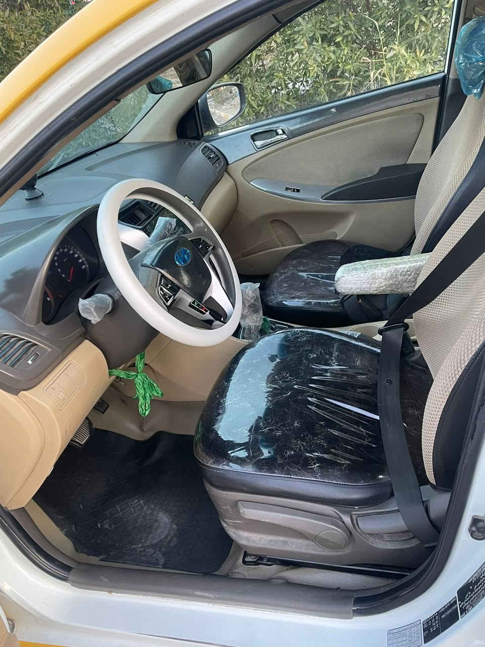 السلام عليكم 
اكسنت 2015 للبيع خليجي 
سيارة نضيفه حيل ومتعوب عليها 
بيها حادث بنيد وجاملغ مبدلات بدون دواخل 
دوشمة جديدة شاشه كامره تحكمات استيرن فول 
السياره بدون اي نقص كبل شغل وطلع ترايك وين متريد 
مكينة كير تبريد دواخل مكفول 
مكاني بغداد جديدة 

0770 623 0278
اتصال فقط بي واتساب ماجاوب خاص
