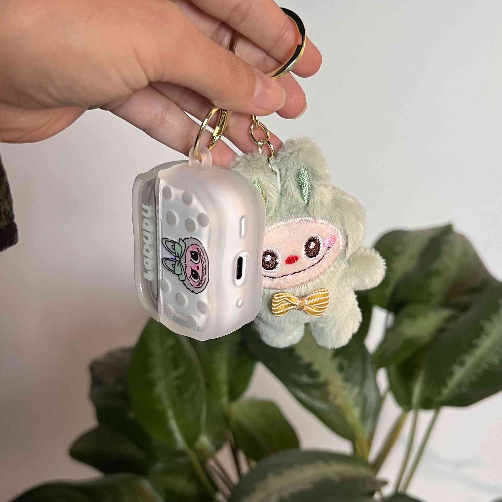 📌 تفاصيل العرض:

✅ الكمية: غير محدودة

💵 السعر: راسل الصفحة للحجز والاستفسار

🚚 التوصيل:
  - داخل بغداد: 3000 دينار
  - باقي المحافظات: 5000 دينار

سماعات Labubu اللاسلكية موديل GT-21 مع دمية ميدالية لطيفة

• مجموعة لطيفة تجمع بين سماعات أذن لاسلكية مع ميدالية دمية Plush بتصميم Labubu، مناسبة للاستخدام اليومي أو كإضافة مميزة للمفاتيح والحقائب.

• سماعات أذن مع علبة شحن بتصميم Labubu، تُشغَّل تلقائيًا عند فتح غطاء علبة الشحن.

• دمية Plush مرفقة بميدالية معدنية يمكن استخدامها مع المفاتيح أو الحقائب أو الهاتف.

• تصميم كرتوني لطيف مستوحى من شخصية Labubu.

• مناسبة للجنسين (Unisex).

• استخدام بسيط للسماعات: يتم إيقافها بوضعها داخل علبة الشحن وإغلاق الغطاء.

• اسم المنتج: Plush and Cute Canvas Pendant
• العلامة/التصميم: Labubu
• الموديل: GT-21
• النوع: سماعات أذن مع ميدالية Plush
• الفئة: Unisex
• أنماط المنتج: Multiple Styles (متعددة الأنماط)
• التغليف: OPP Bag Packaging

محتويات العلبة:
• سماعتان أذن
• علبة شحن للسماعات
• دمية Plush بميدالية تعليق بغداد, العراق


**إذا كنت صاحب هذا الإعلان وتريد حذفه لأي سبب، رجاءا أرسل رسالة إلى الدعم الفني**