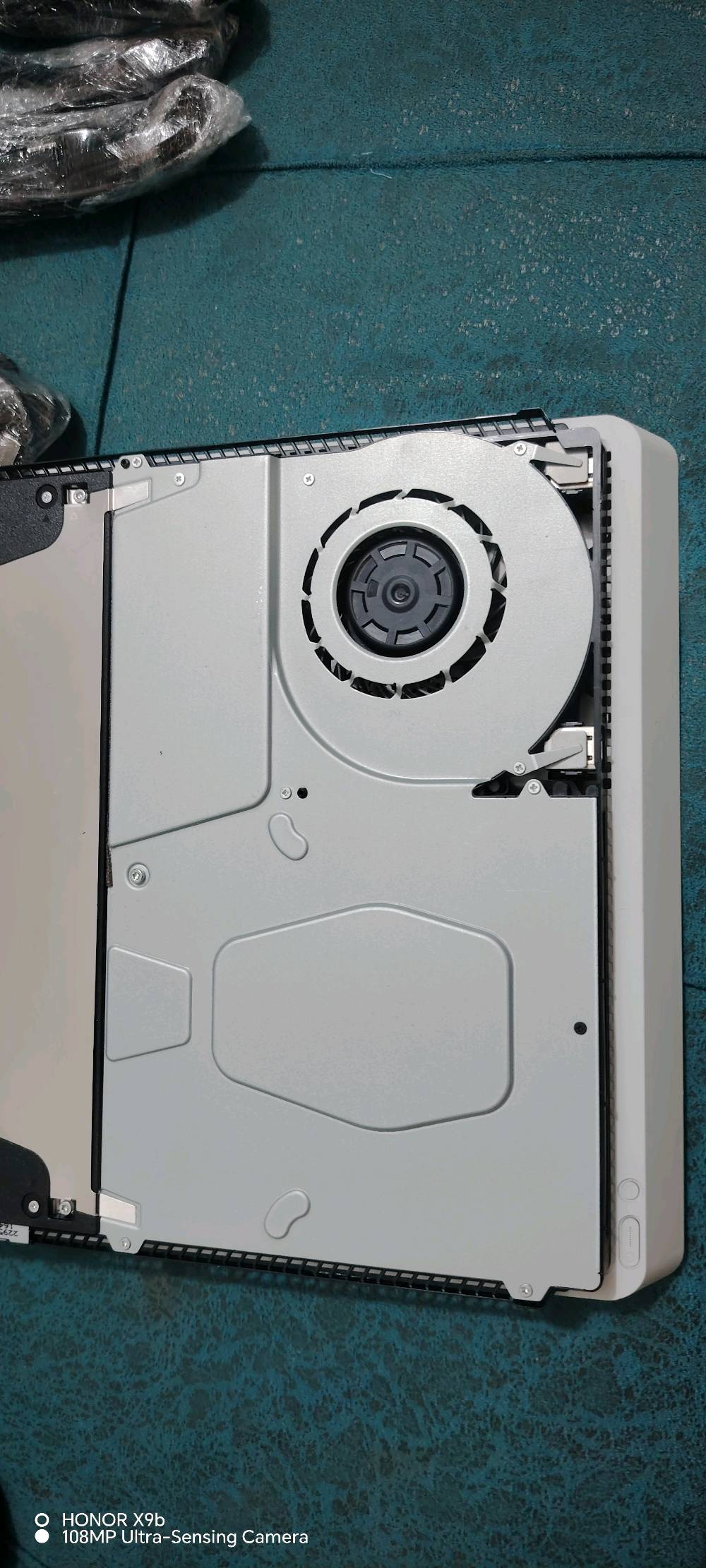 سلام عليكم  بلي 4 سلم اون لاين نصافه 100/100 جهاز ما مفتوح ابد  ملحقاته اصليه  بس يدات تجاري جديد صالي يومين  من ماخذهن وهذني ويه  قرص  جيتي اي هم جديد كلش   وقرص باتلفيلد مكان بابل حمزه الغربي 