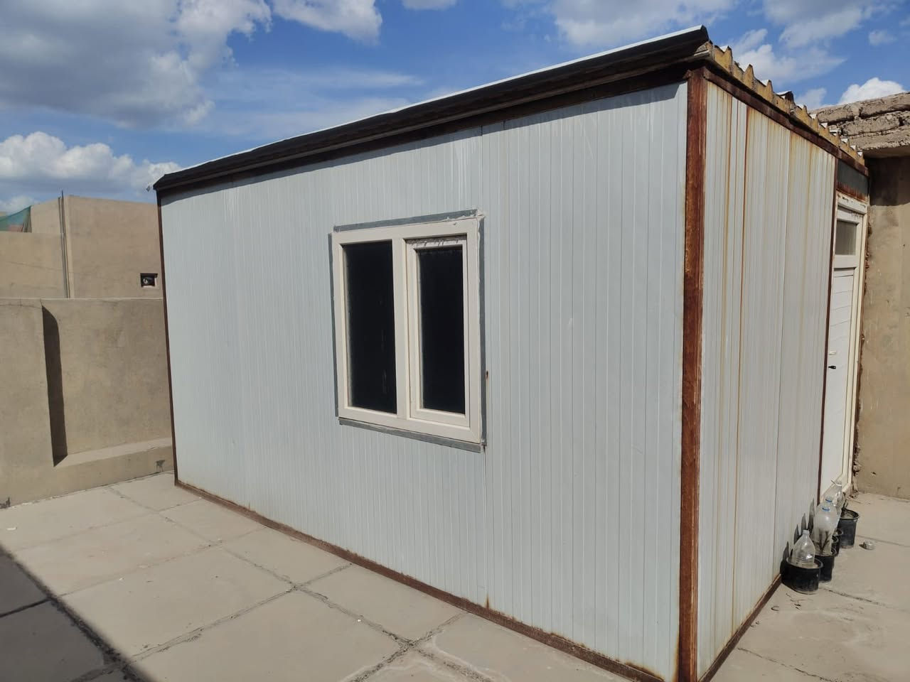 غرفة سندويج للبيع مساحتها واسعة
رايدها بمليون و200 الف وبيها مجال 
للاتصال ***********
