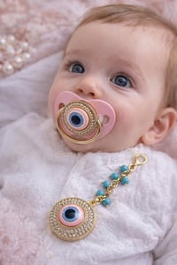 لهاية ملكية • تعليقة عين • ميدالية أقدام ذهبية