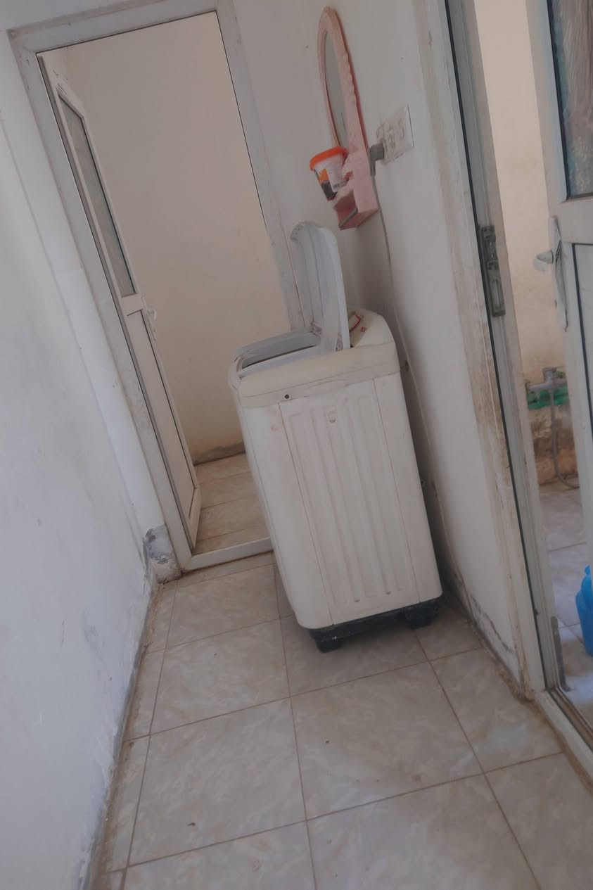 غراض بيت للبيع شلعه واحده المكان قريه النور بحر النجف السعر مليون وربع الاستفسار اتصل على هذا الرقم ***********
