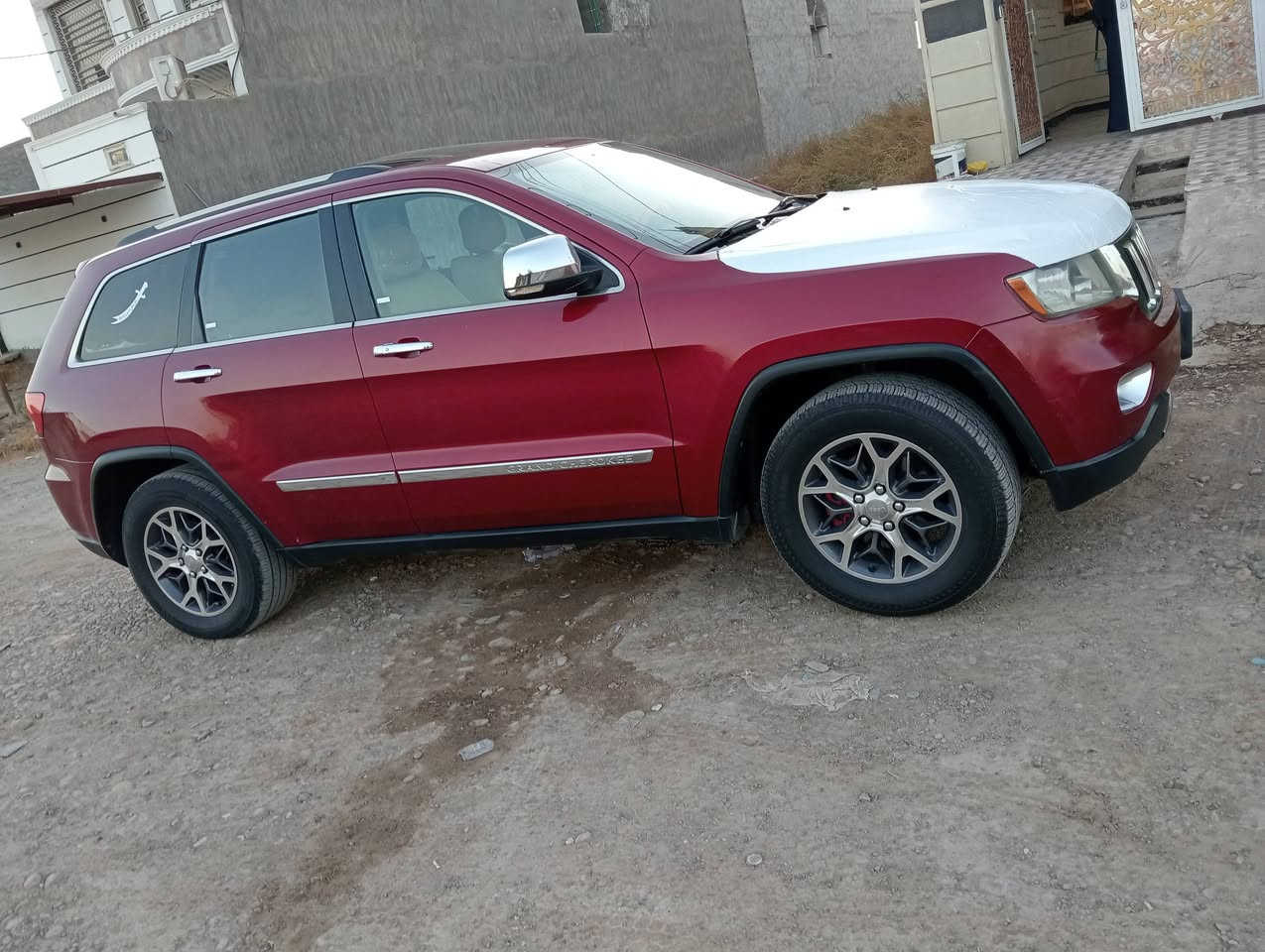 السلام عليكم اعظاء الكروب جيب وارد امريكي موديل 2013 بيها الجاملوق الخلفي صبق وبلبنيد بيها تقشير شي قليل كلش براس البنيد اثر لزكه تخم تاير جديد حداديه جديده السياره جاهزه من كلشي محرك وكير شرط الفحص مكان السياره صلاح الدين قضاء بلد *********** السعر 170وبيها مجال كلش قليل
