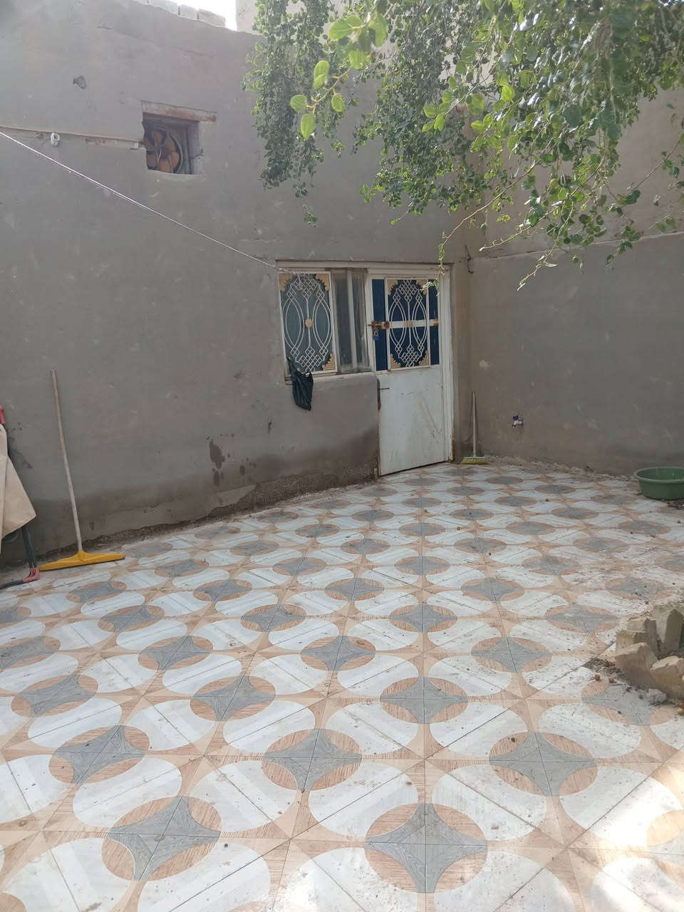 بيت طابو زراعي في منطقه الراشديه قضاء الحي مساحته ١٧٥ يحتوي على غرفتين وهول واستقبال ومطبخ ومجموعه صحيات خارجيه وداخليه للاستفسار اكثر والسعر الاتصال على الرقم ***********
