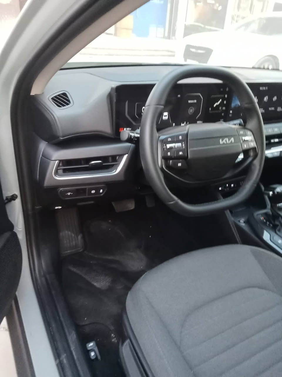 سلام عليكم عندي كي 4 مديل 2025  لون سمنتي مكنه دوش 2000 بيع أو مراوس مراوس فورتي انتره  السياره حادثهة بس جاملق ومثله راجع فقط نص فول رقم بغداد بسمي***********
