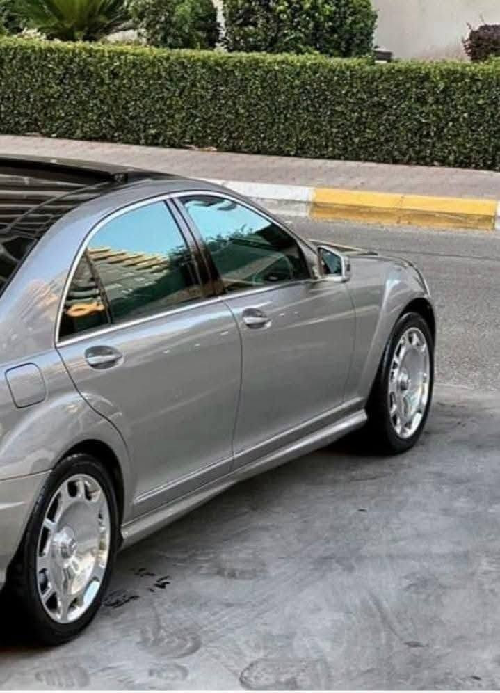 اللي يدور جديد هذا الجديد
مرسيدس S350 موديل 2006 محدث 2013 
لأصحاب الذوق الرفيع والتميز، معشوقة الجماهير اليخت الألماني بحالة ممتازة وجاهزة للاستخدام الفوري.
المواصفات والخصائص:
الفئة: S-Class (W221)
الموديل: 2006 محدثة 2013
المحرك: S350 (6 سلندر، عزم قوي واقتصادي بالوقود)
ماشية 170 الف كيلو متر 
رقم سليمانية بٱسمي سنوي جديدة 
الحجم: لارج (Large) - قاعدة عجلات طويلة (باب طويل) لراحة قصوى للمقاعد الخلفية.
اللون الخارجي: ذهبي ملكي مميز جداً وجذاب.
اللون الداخلي: جلد (بيج/اسود) بحالة جيدة جدا
الإضافات والمميزات:
نظام الستائر: مجهزة بـ 5 بردات (ستارة خلفية كهربائية + 4 ستائر جانبية للأبواب الخلفية والمثلثات) لخصوصية وعزل تام.
فتحة سقف بانوراما 
حساسات أمامية وخلفية (Parktronic).
مقاعد كهربائية مع ميزة الذاكرة (Memory Seats).
نظام ملاحة وشاشة عرض تحكم كاملة.
تكييف مركزي منفصل (ثلاجة)
ويل مايباخ 19 انج
حالة السيارة:
السيارة مسرفسة بالكامل وجاهزة، لا تحتاج لأي مصاريف أساسية.
محرك، گير، وشاصي على الفحص.
بيها صبغ اثر شخوط وتوجد صور تثبت ذلك للمهتمين
مكان السيارة بغداد الغدير
للاستفسار ***********
