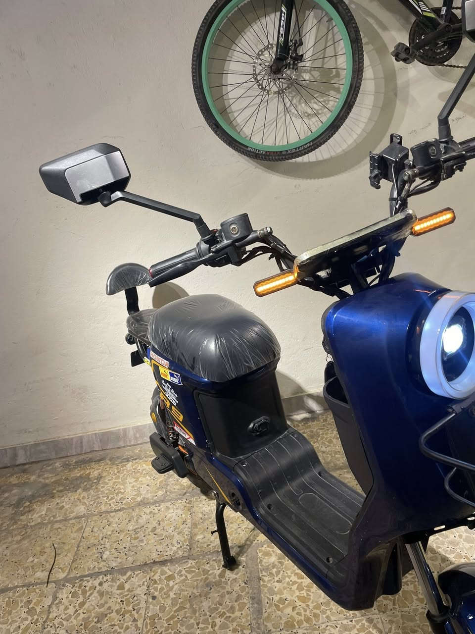 السلام عليكم دراجه R9
اشارة يمنة يسرة + دبل اشارة
هورن
لد عالي ناصي
بيهة 3سرعات 
بطاريات 5 + ملف2000حقيقي
الدراجه طياره من تمشي  ما شاء الله
شاشة ايباد ذكية تحدد العطل بالشاشة
تايرات جوبلس تايرات جدد
بريكات دهن عنبار البريك بالمكان بيهة تشغيل بصمة عن بعد 
الدراجه كلش نضيفه 
السعر 400 مكان بغداد الامين الثانيه ***********
