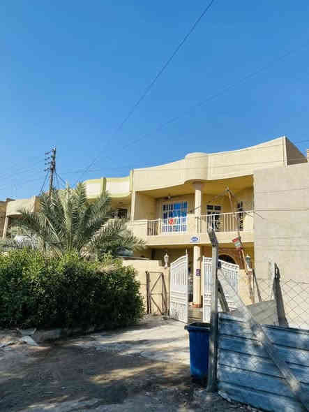 السلام عليكم بيت اللبيع طابقين مساحه 225 م واجهه 9 نزال 25 بيت طابوا زراعي يحتوي البيت على  6 غرف نوم الطابق الاول على حديقه خارجيه وكراج كبير  اربع حمامات حمامين خارجيات وحمامين داخليات واستقبال ومطبخ وغرفتين نوم وترك ومنور وصاله والطابق الثاني يحتوي على اربع غرف وصاله وحمام ومطبخ /عنوان الصحفين بدايه منطقه الظباط الاستفسار الاتصال ***********/*********** او على خاص
