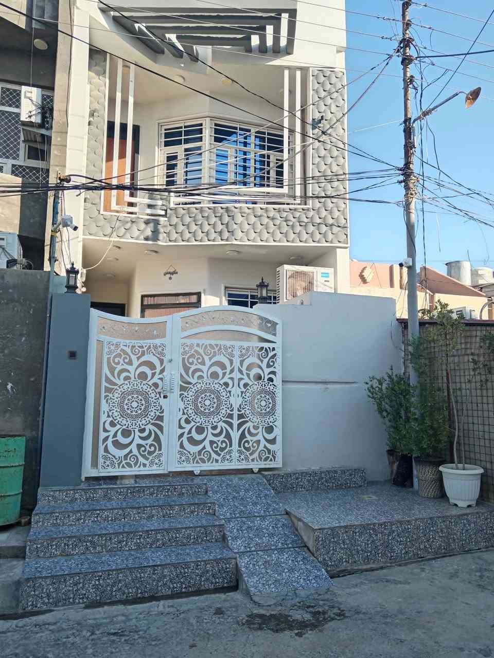 دار للبيع المساحة 100 م واجهة 5 نزال 20 طابو العنوان بعقوبة حي المصطفى قرب بيت محمود المنديل في الفرع؛؛ بناء درجة أولى كامل مواصفات رقم صاحب الدار (***********).
