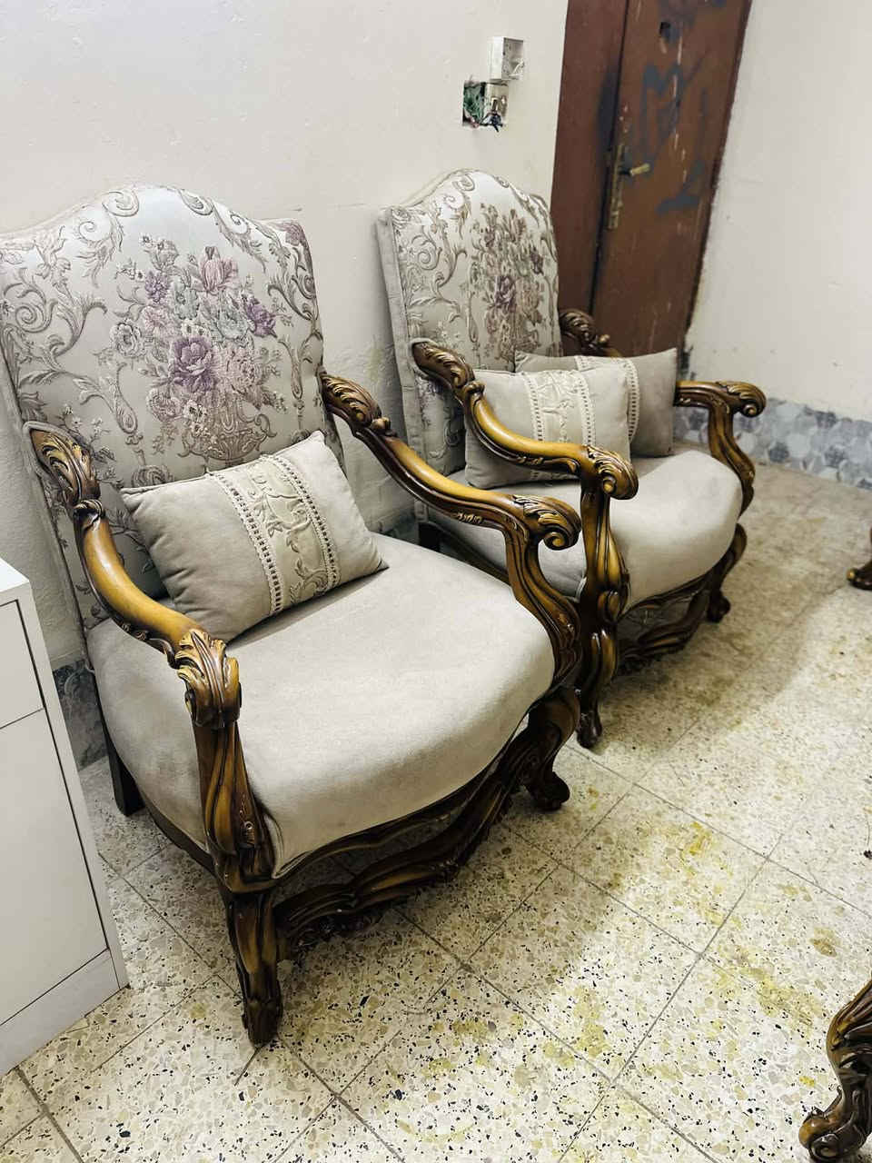 تخم زان ديمياطي شغل ثگيل وضخم ١٠ مقاعد اي ضرر مابي 
  نضيف حيل مع...١٣...كوشه ويا طبله ضخمه وسطيه 
الشراي يتصل....***********...يوجد توصيل....
