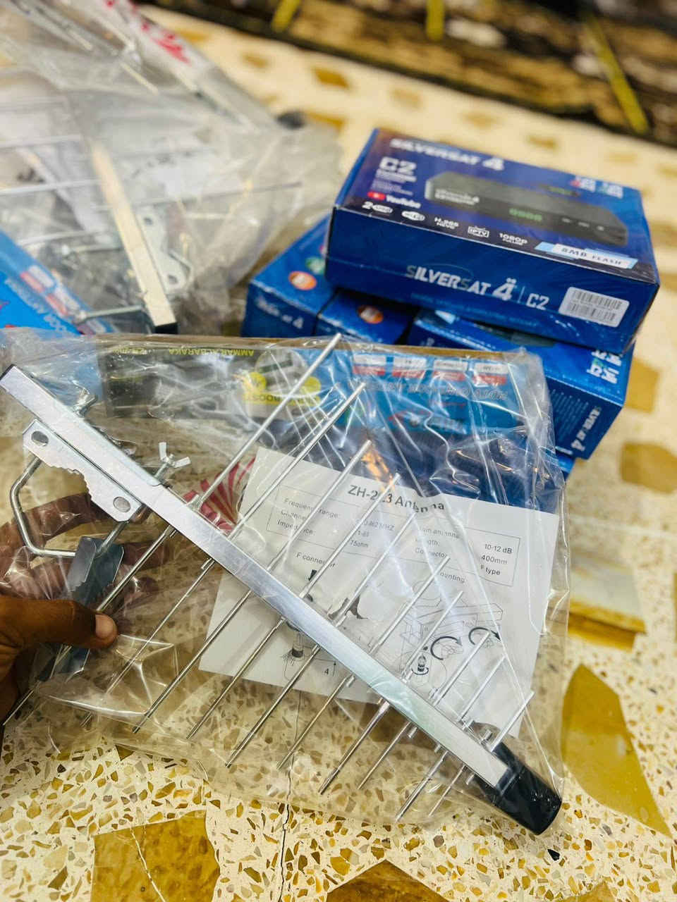 السلام عليكم
منظومة اشتراك مشفر كاملة للبيع جديد غير مستخدم مع اشتراك شهر مجاني وضمان 

جهاز مكثف 

و جهاز رسيفر الرابعه مع كامل ملحقاته

يعني كامله بس تشد و تباوع 

السعر ٥٠ الف

المكان الكيلوات 

***********
