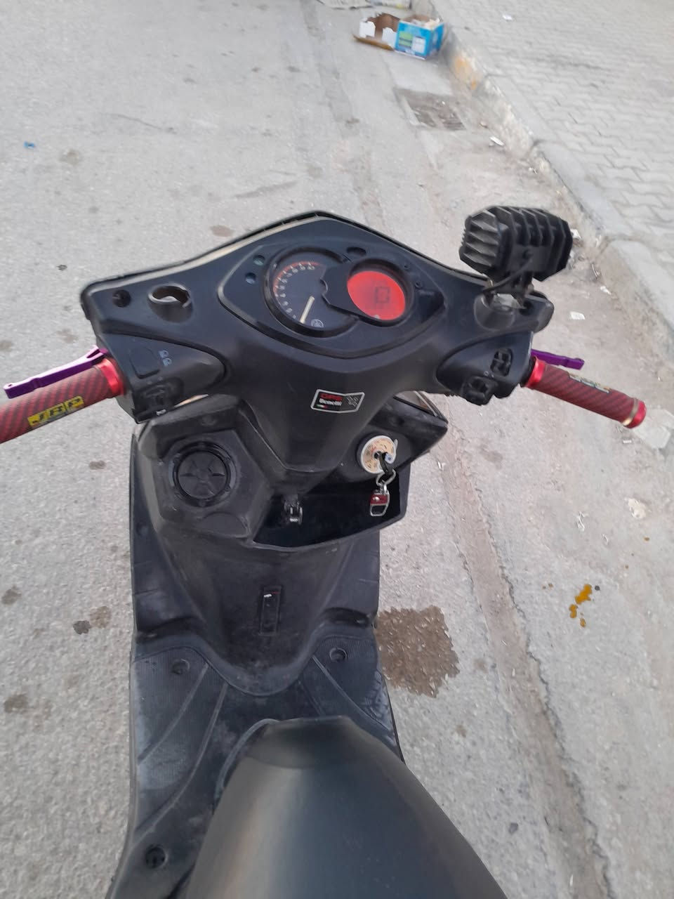 السلام عليكم شباب  دراجه سكنس فحل ياباني موديل 2009دراجه نقصها بس وهندر دراجه حاليا تشتغل نكره سلف لايت اشاير هورن كيج بانزين كيج سرعه دراجه مال جناي بوشه 58شلعه ومعدل ويل رياضي أمامي وخلفي بيع ومراوس السعر 350 قفل بدون عمله واللي مو شراي لا يراسلني العنوان كربلاء العطيشي متواجد واتساب رقم الهاتف***********
