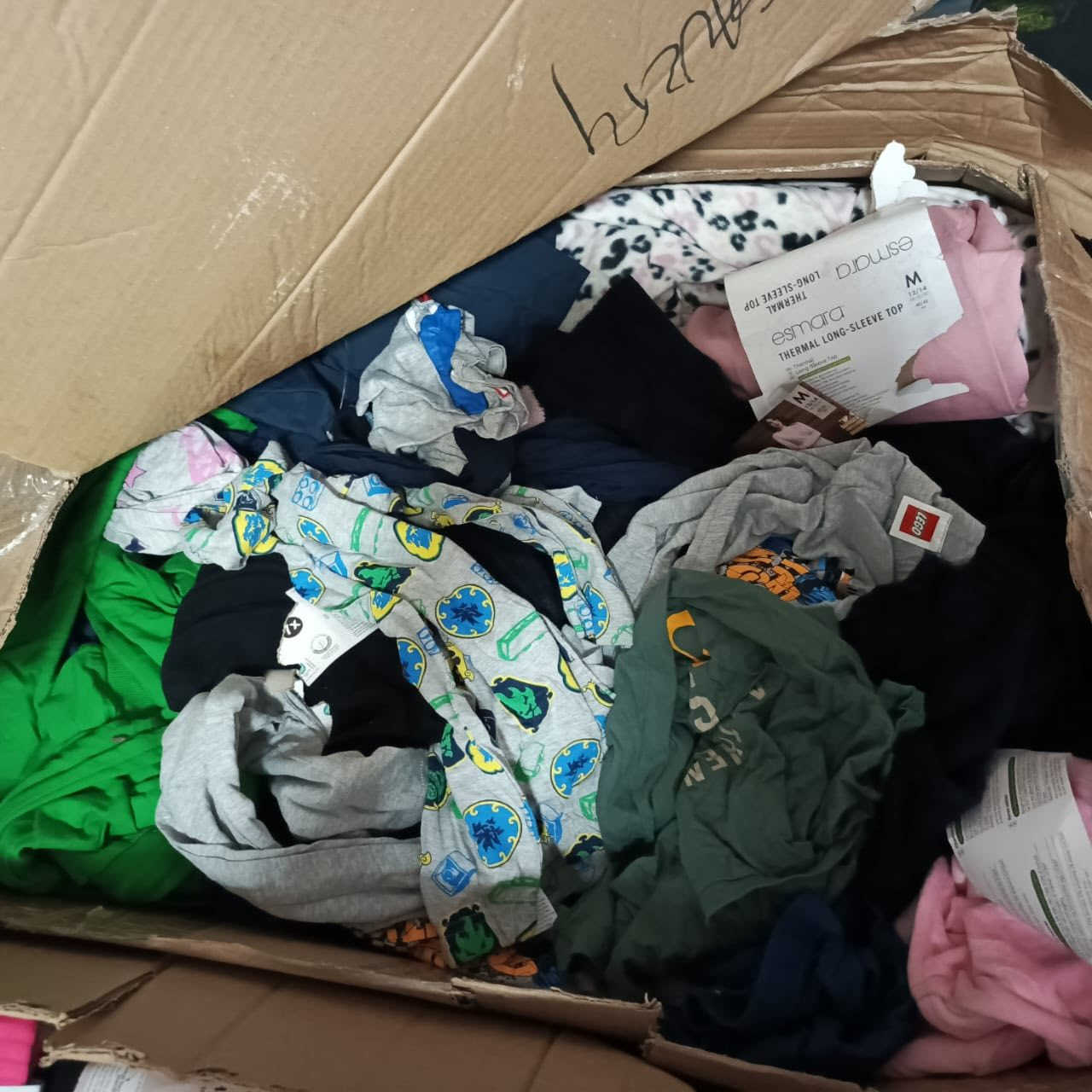 شباب ذني ملابس اجني بلحاويه شرط الماني والكل جديد بليبل يحتوي على اطفال ونسائي ورجالي وكلشي الملابس جديد بليبل بس اني ما اشتغل بلملابس فليفيدنه اذا على القطعه الف ونص واذا وزن 4 الاف الكيلو شرط كلهن وبلعافيه للياخذهن ***********
