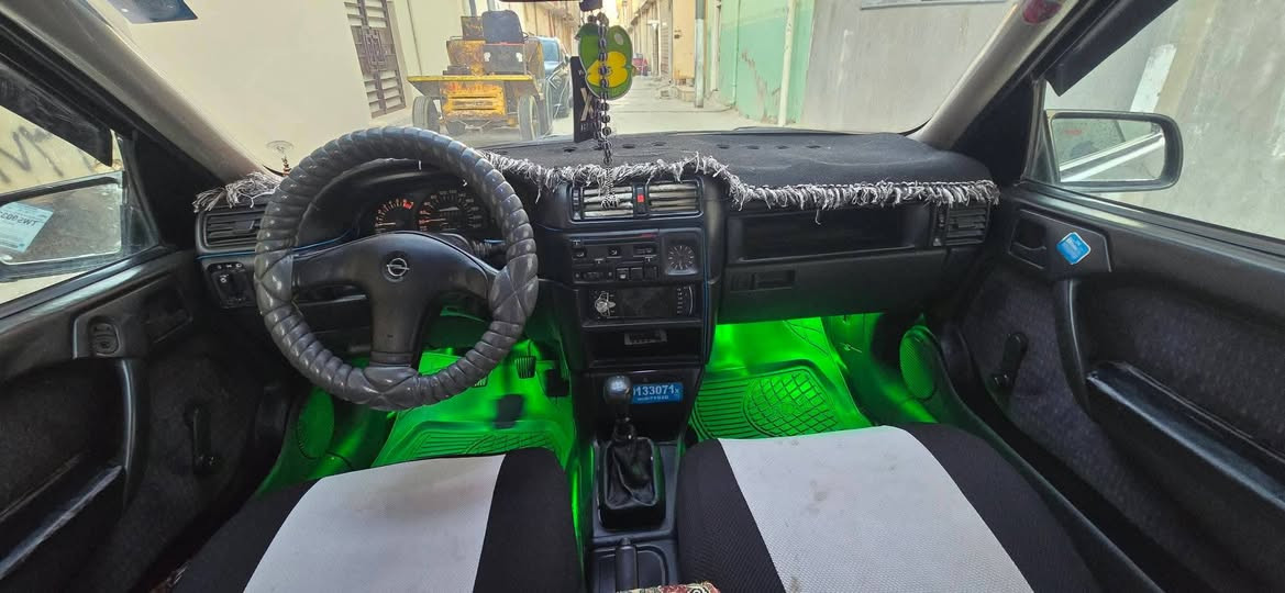 للبيع... اوبل فكترا حجم 16 موديل 93 سنوية.  جديدة بأسمي لل 2030 كابون بانزين..محرك وكير شرط..لاصرف ولانفخ...صبغ ومعجون مابيها شرط...بيها قطعة وحدة تبديل...سعرها 45 وبيها مجال...
***********
***********

